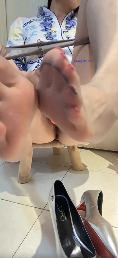 图片[3]深夜宿舍-仓鼠控的第二选择【易直播软软】大尺度私拍 极品丝足美腿 道具zw【9V】【5.75G】深夜宿舍-仓鼠控的第二选择