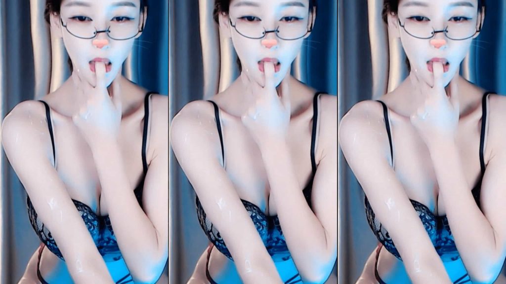 图片[1]深夜宿舍-仓鼠控的第二选择【网易CC 小安扬】脱衣超窄丁字 激情口* 高颜值九头身！【2V】【1.48G】深夜宿舍-仓鼠控的第二选择