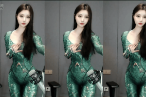 【虎牙 晴小兔】COSPLAY热舞，性感加深，老肩巨滑【5v】深夜宿舍-仓鼠控的第二选择