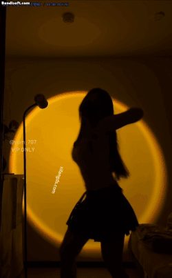 【在线播放】【推特 yum_707玉米】最新VIP专享 三屏裸舞 嫩逼 影子裸舞【7V】【0.98G】深夜宿舍-仓鼠控的第二选择