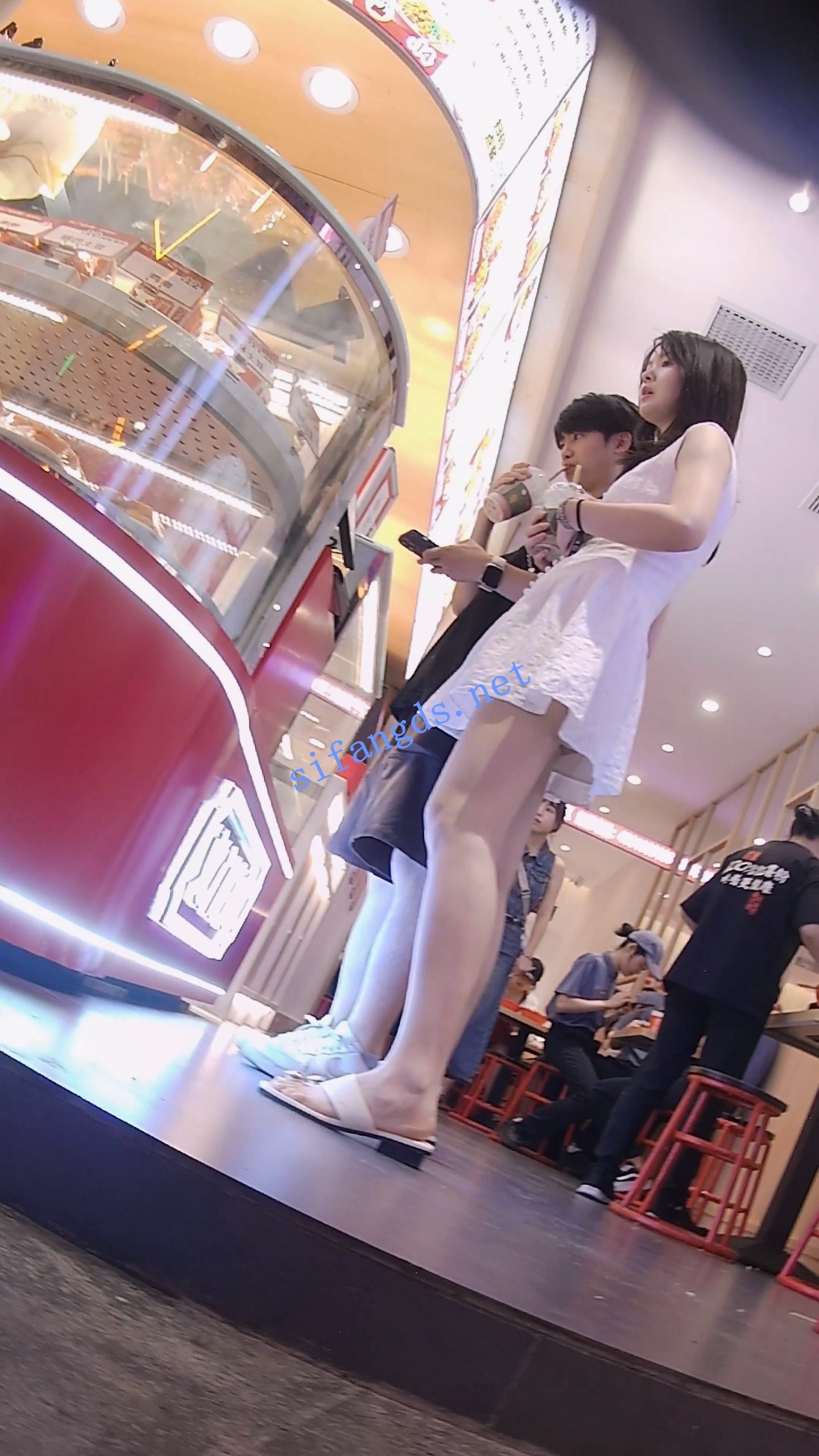 图片[8]深夜宿舍-仓鼠控的第二选择【无在线播放】『D·D』-198-清纯女郎白裙随风飘，细腰翘臀美白腿，浅蓝内【1V】【1.89G】深夜宿舍-仓鼠控的第二选择