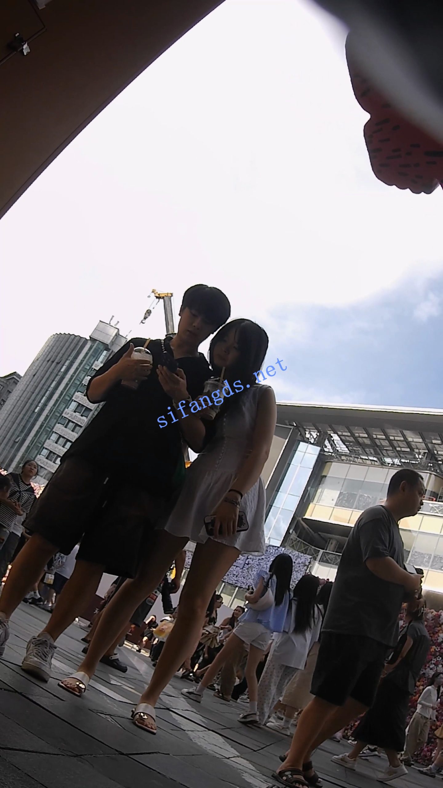 图片[9]深夜宿舍-仓鼠控的第二选择【无在线播放】『D·D』-198-清纯女郎白裙随风飘，细腰翘臀美白腿，浅蓝内【1V】【1.89G】深夜宿舍-仓鼠控的第二选择