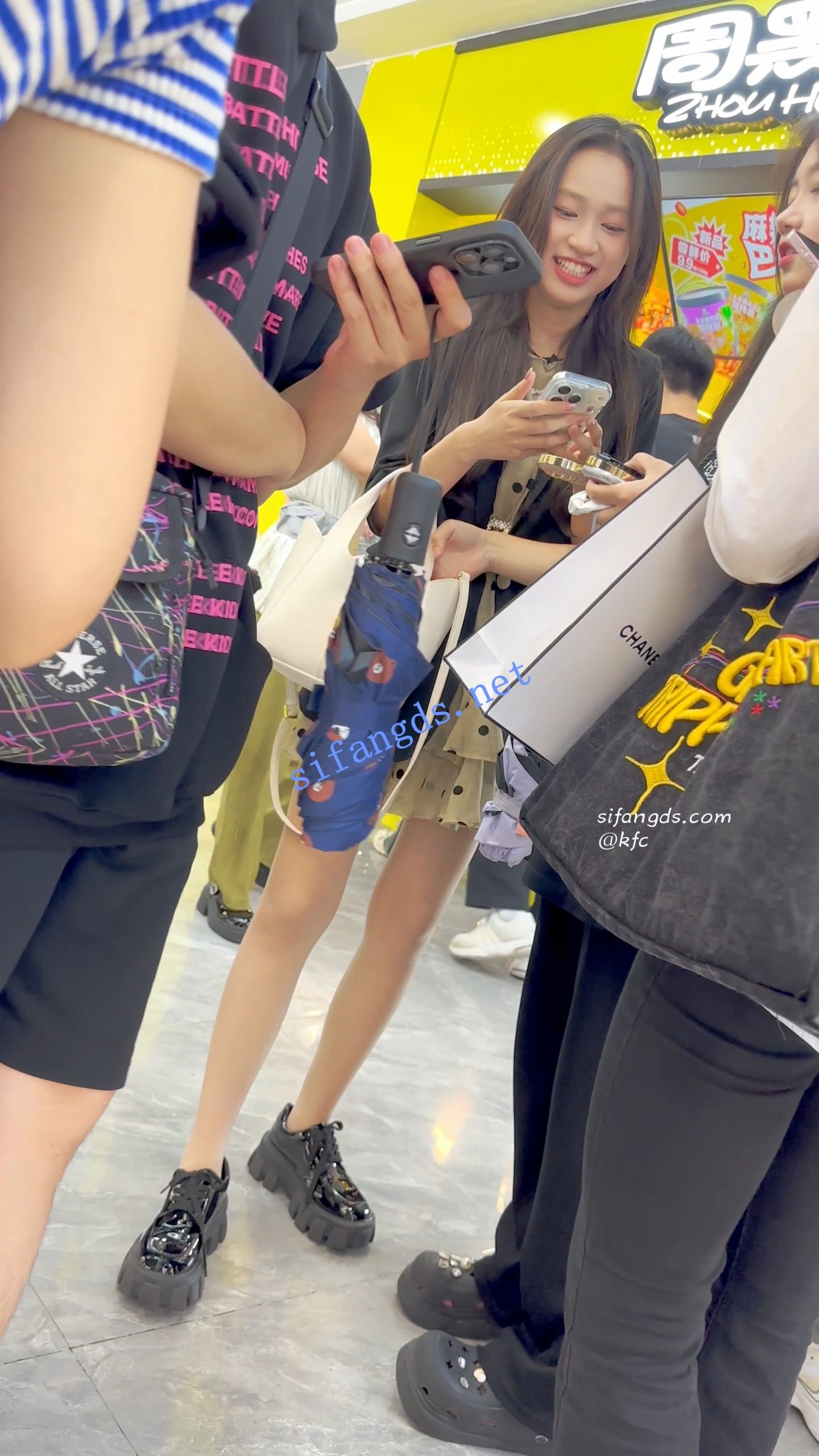 图片[11]深夜宿舍-仓鼠控的第二选择【无在线播放】【KFC】短裙学生妹和男女同学逛街·肉丝微透无痕内·低角度CD【1V】【1.27G】深夜宿舍-仓鼠控的第二选择