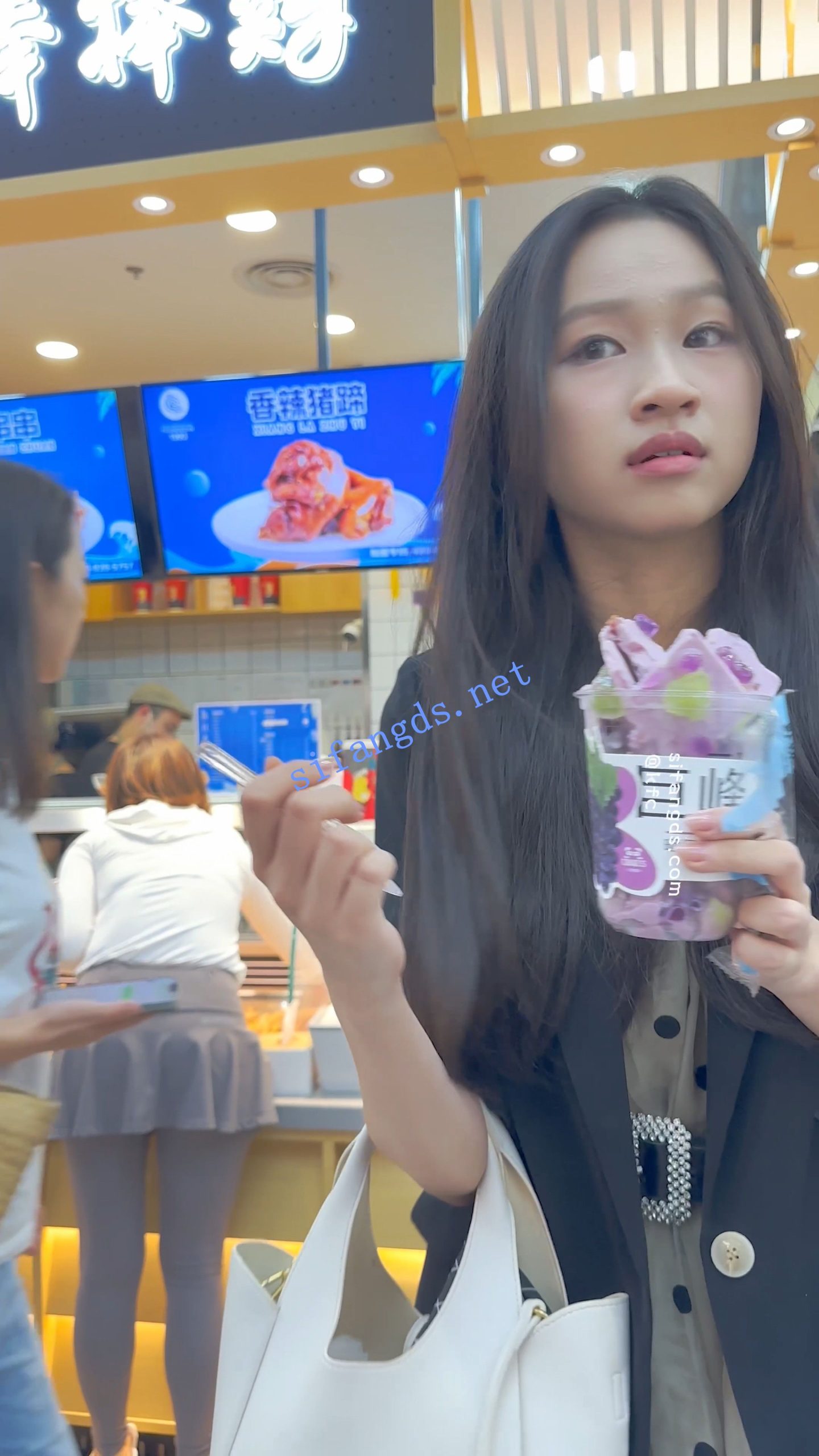 图片[3]深夜宿舍-仓鼠控的第二选择【无在线播放】【KFC】短裙学生妹和男女同学逛街·肉丝微透无痕内·低角度CD【1V】【1.27G】深夜宿舍-仓鼠控的第二选择