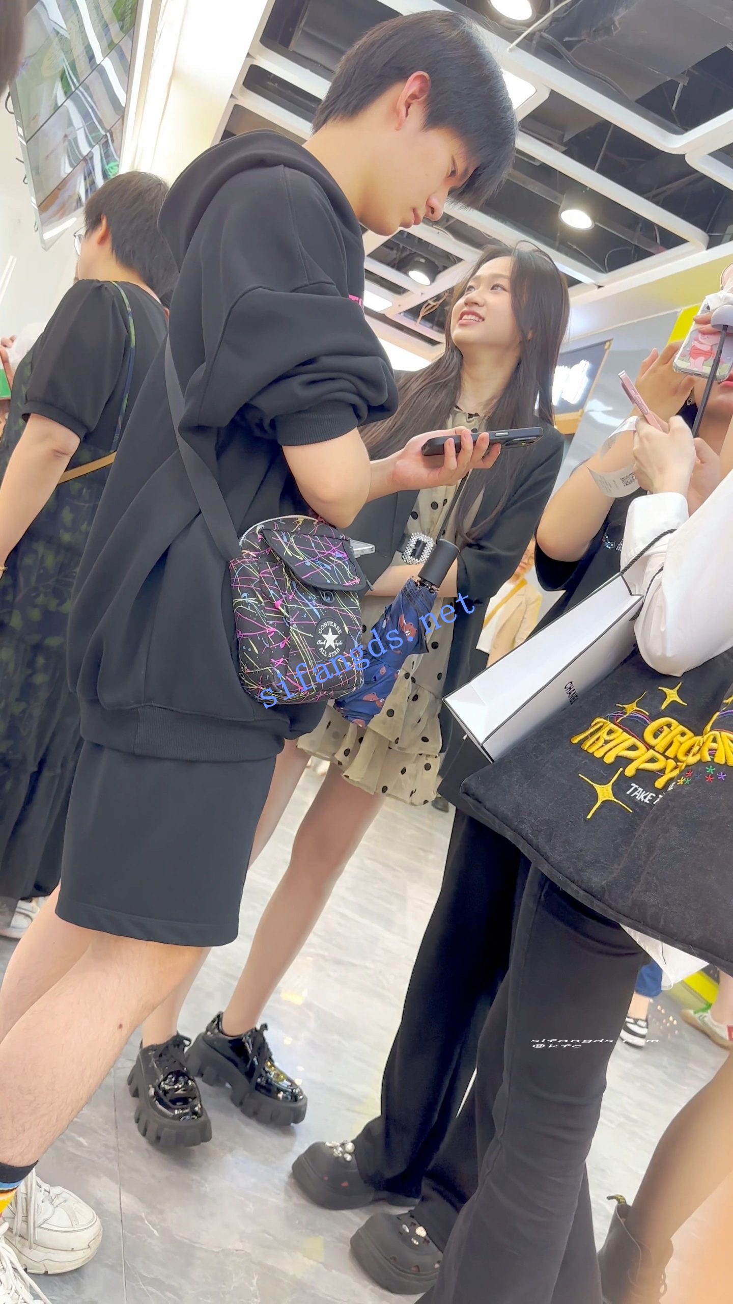 图片[14]深夜宿舍-仓鼠控的第二选择【无在线播放】【KFC】短裙学生妹和男女同学逛街·肉丝微透无痕内·低角度CD【1V】【1.27G】深夜宿舍-仓鼠控的第二选择