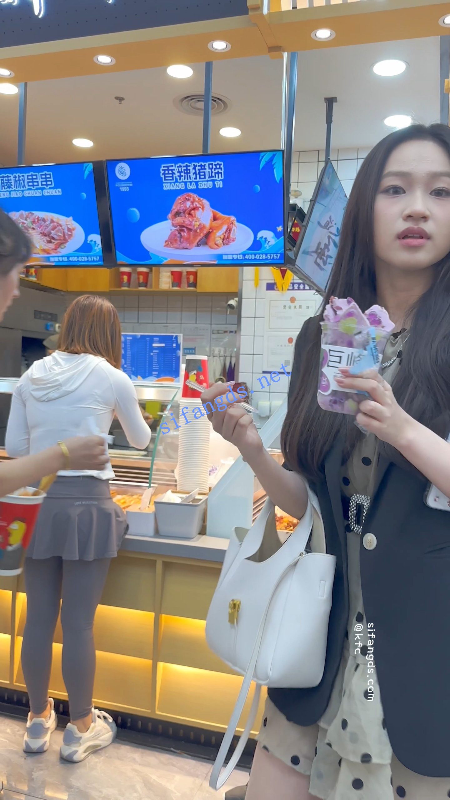 图片[9]深夜宿舍-仓鼠控的第二选择【无在线播放】【KFC】短裙学生妹和男女同学逛街·肉丝微透无痕内·低角度CD【1V】【1.27G】深夜宿舍-仓鼠控的第二选择