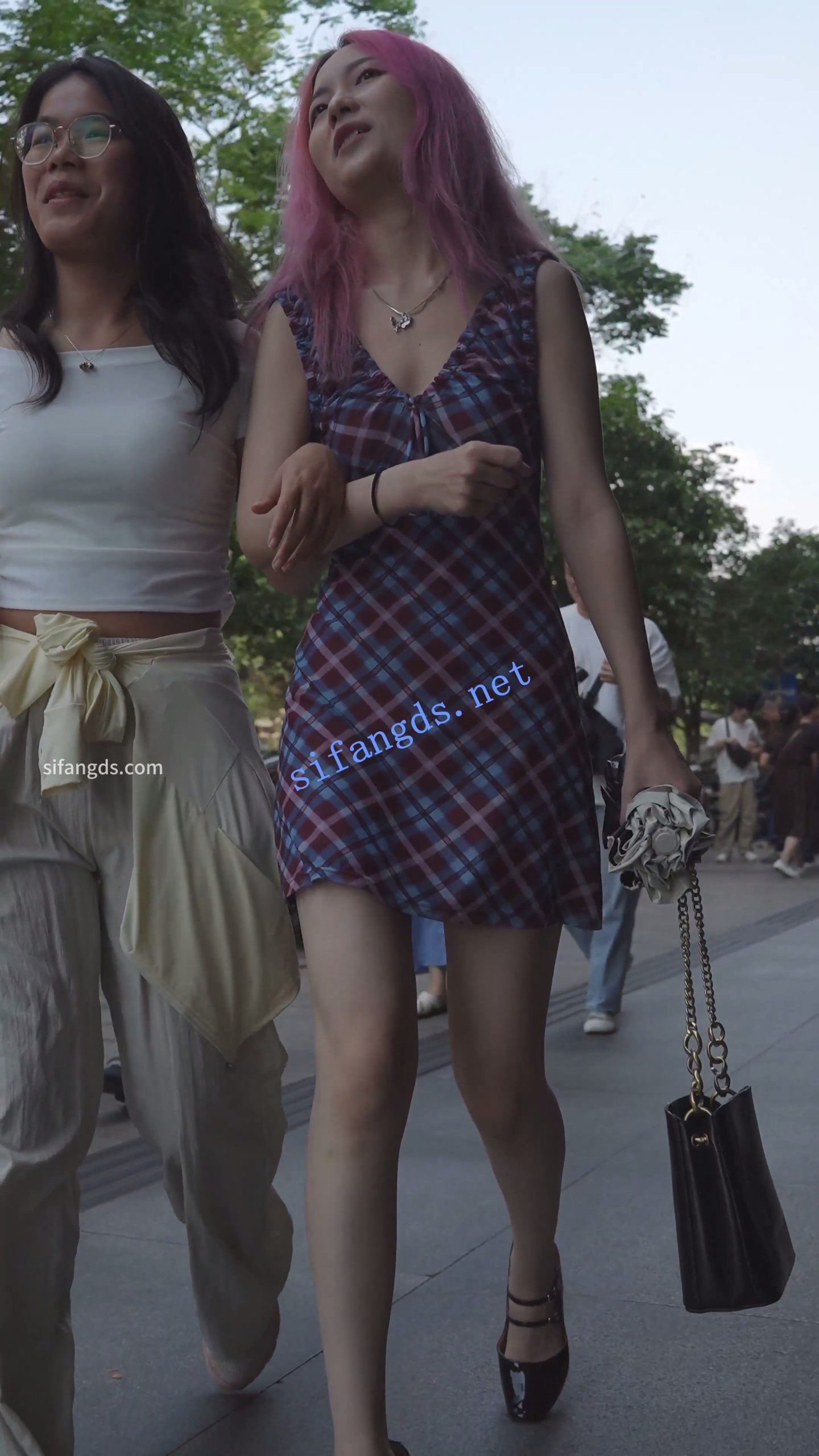 【无在线播放】(BC-AA-564)粉色长发花裙小姐姐..服装店被抄底花纹纸内裤【1V】【490M】深夜宿舍-仓鼠控的第二选择