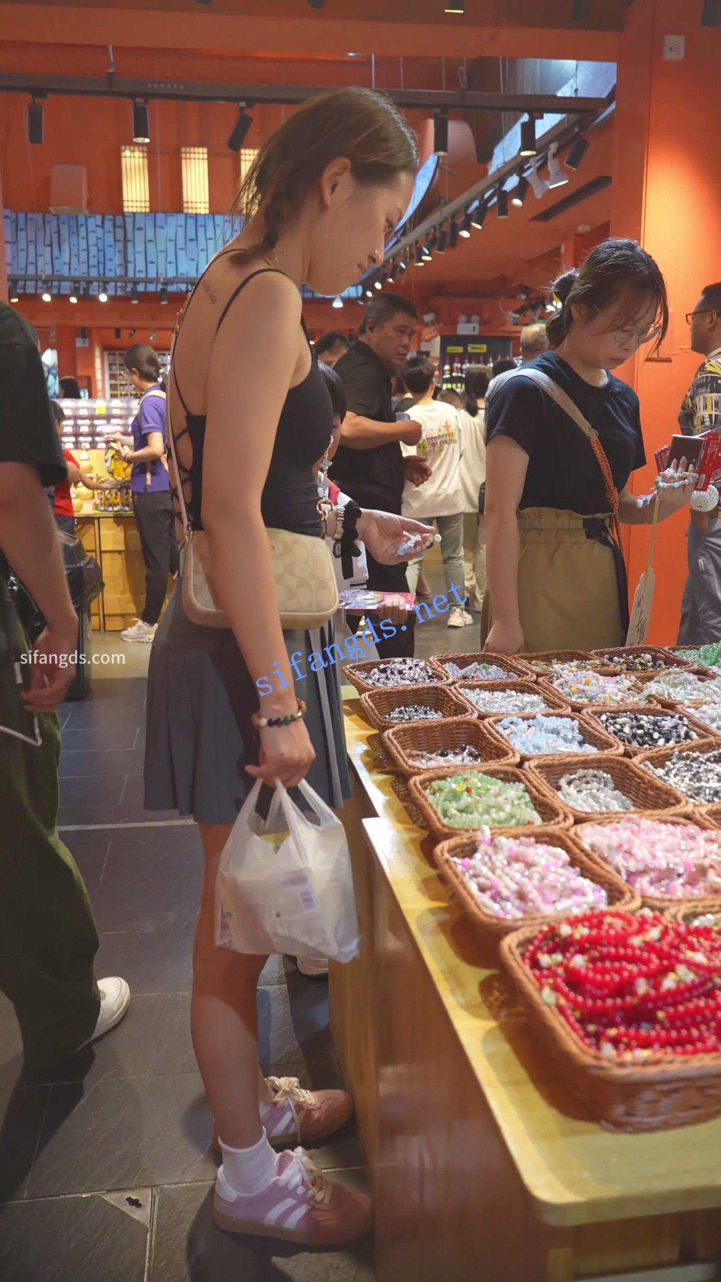 【无在线播放】(BC-AA-567)露背吊带骚货百褶裙无打底..岔开腿CD蕾丝内湿了【1V】【481M】深夜宿舍-仓鼠控的第二选择