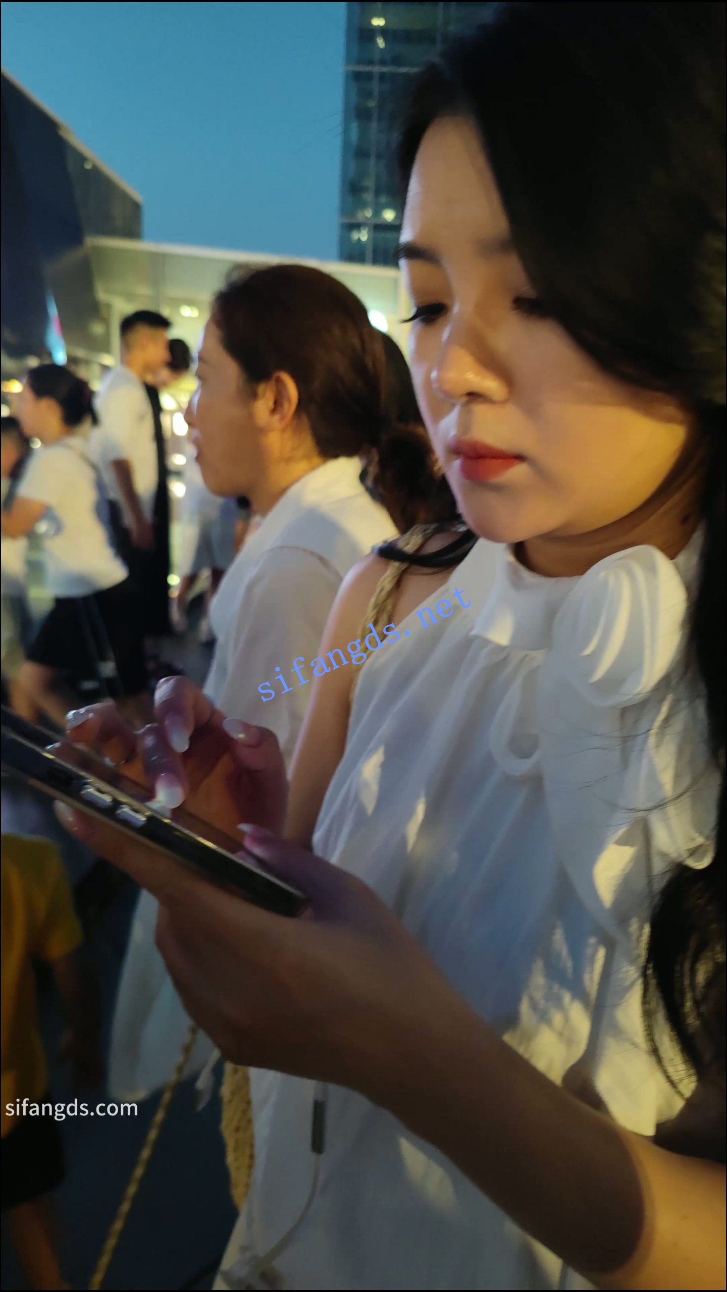 图片[2]深夜宿舍-仓鼠控的第二选择【无在线播放】【CSCD】白色连衣裙美女撅着屁股给人拍照，黄色内内【1V】【957M】深夜宿舍-仓鼠控的第二选择