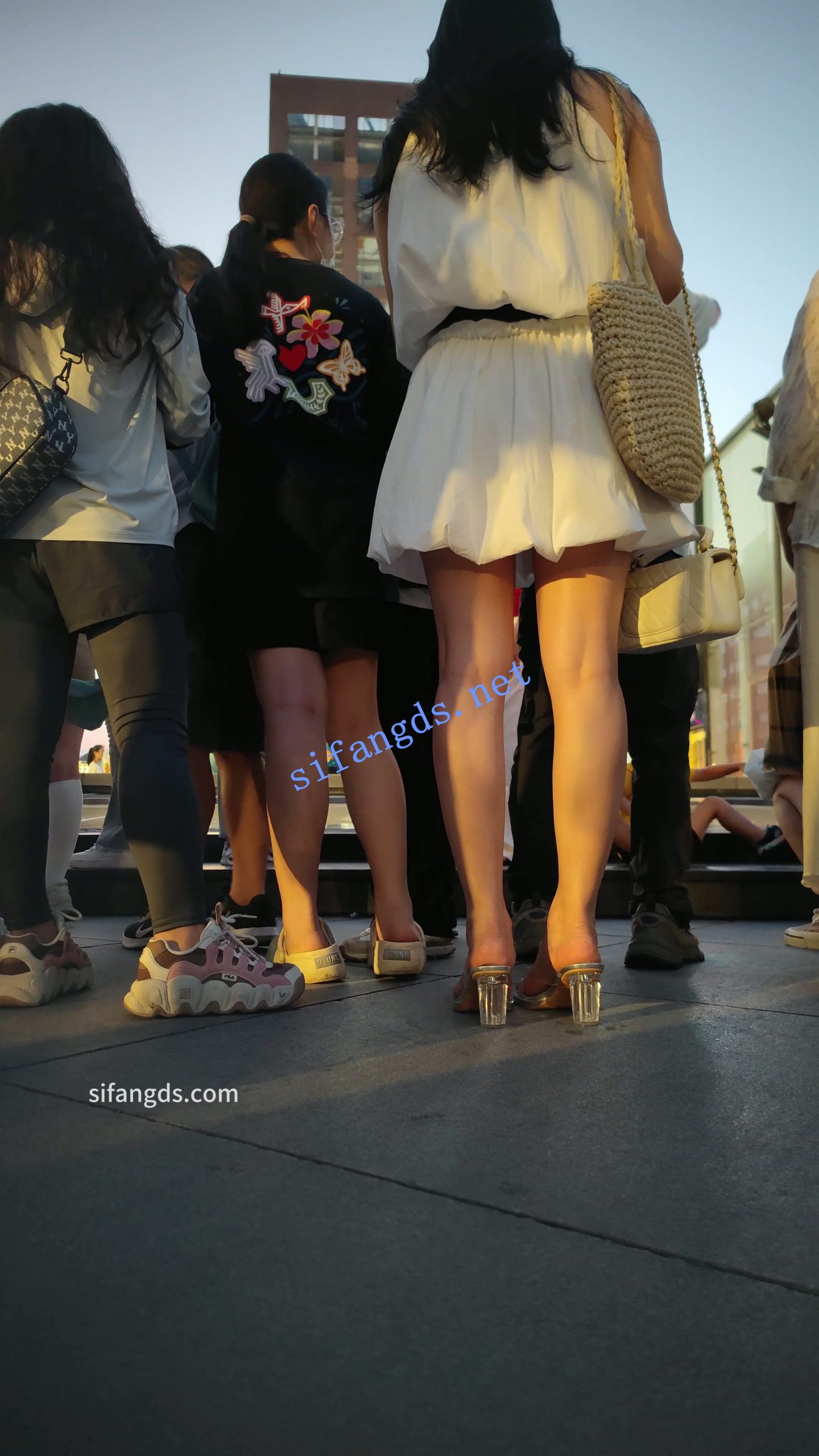 图片[4]深夜宿舍-仓鼠控的第二选择【无在线播放】【CSCD】白色连衣裙美女撅着屁股给人拍照，黄色内内【1V】【957M】深夜宿舍-仓鼠控的第二选择