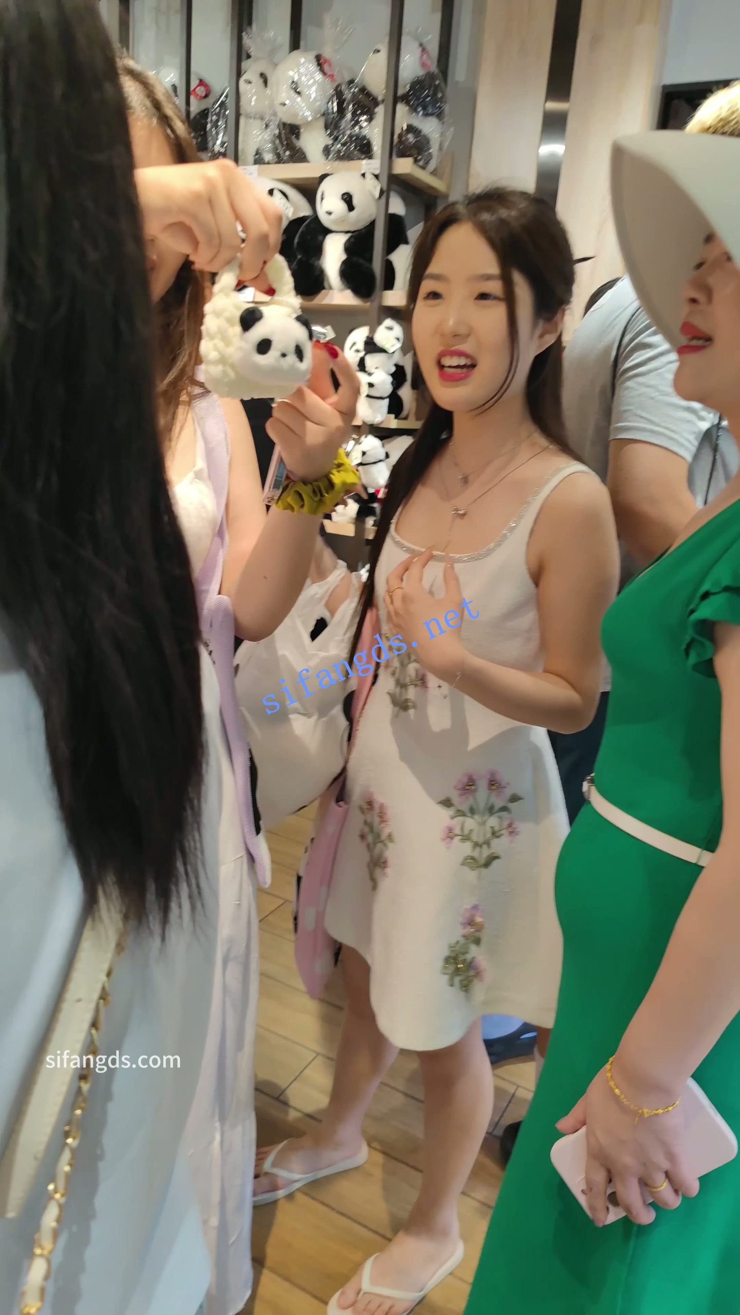 图片[5]深夜宿舍-仓鼠控的第二选择【无在线播放】【CSCD】白色连衣裙清纯美女和闺蜜出来玩，紫色无痕内【1V】【1.02G】深夜宿舍-仓鼠控的第二选择