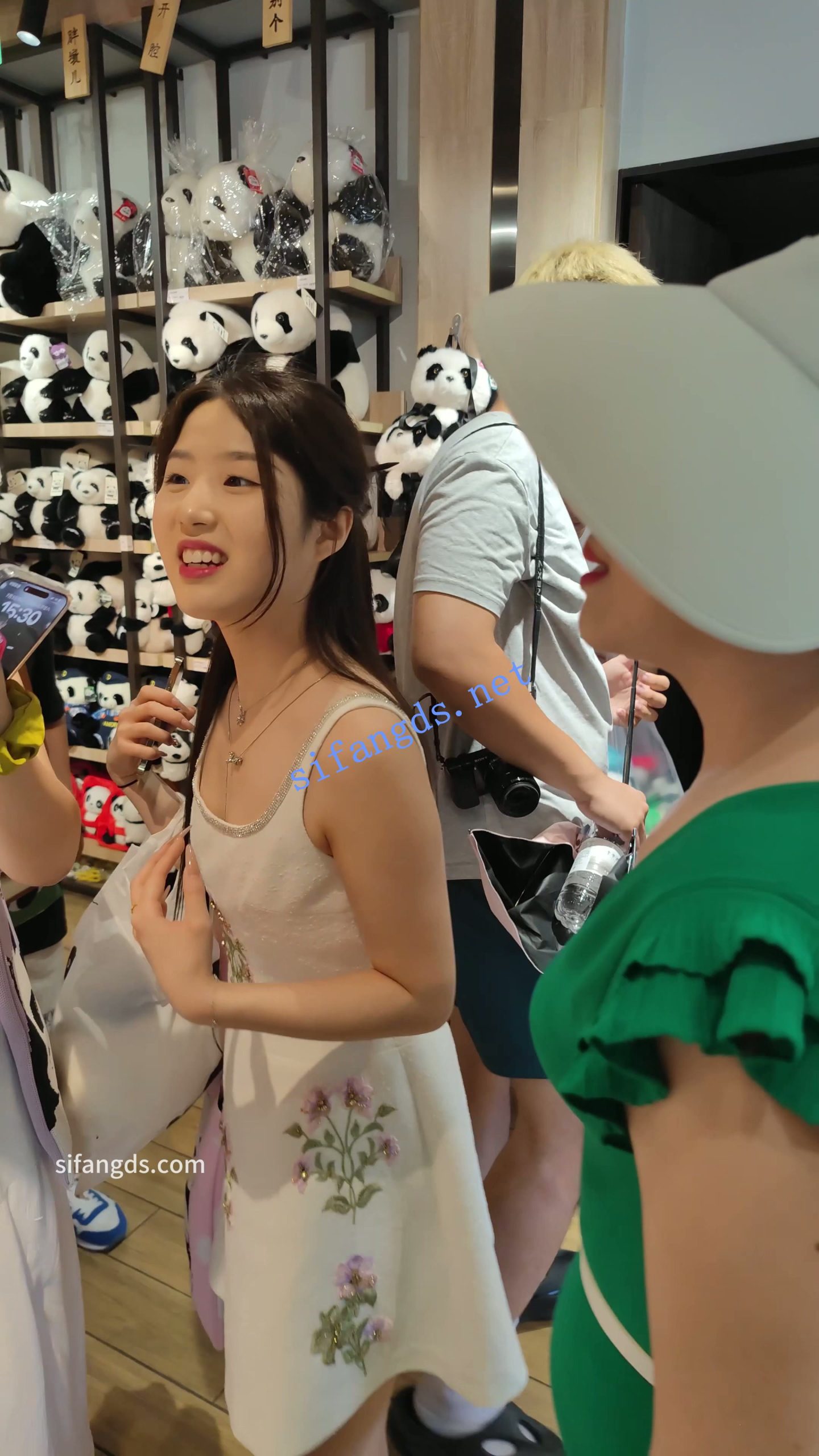 图片[4]深夜宿舍-仓鼠控的第二选择【无在线播放】【CSCD】白色连衣裙清纯美女和闺蜜出来玩，紫色无痕内【1V】【1.02G】深夜宿舍-仓鼠控的第二选择