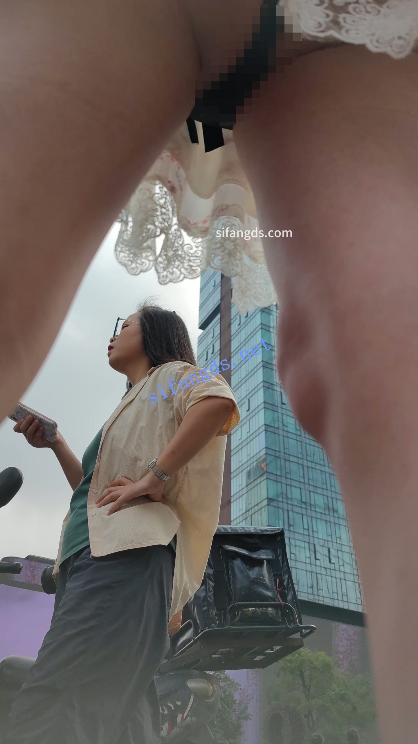 图片[2]深夜宿舍-仓鼠控的第二选择【无在线播放】【CSCD】白色印花连衣裙小姐姐和男朋友逛街，黑色窄内【1V】【1.16G】深夜宿舍-仓鼠控的第二选择