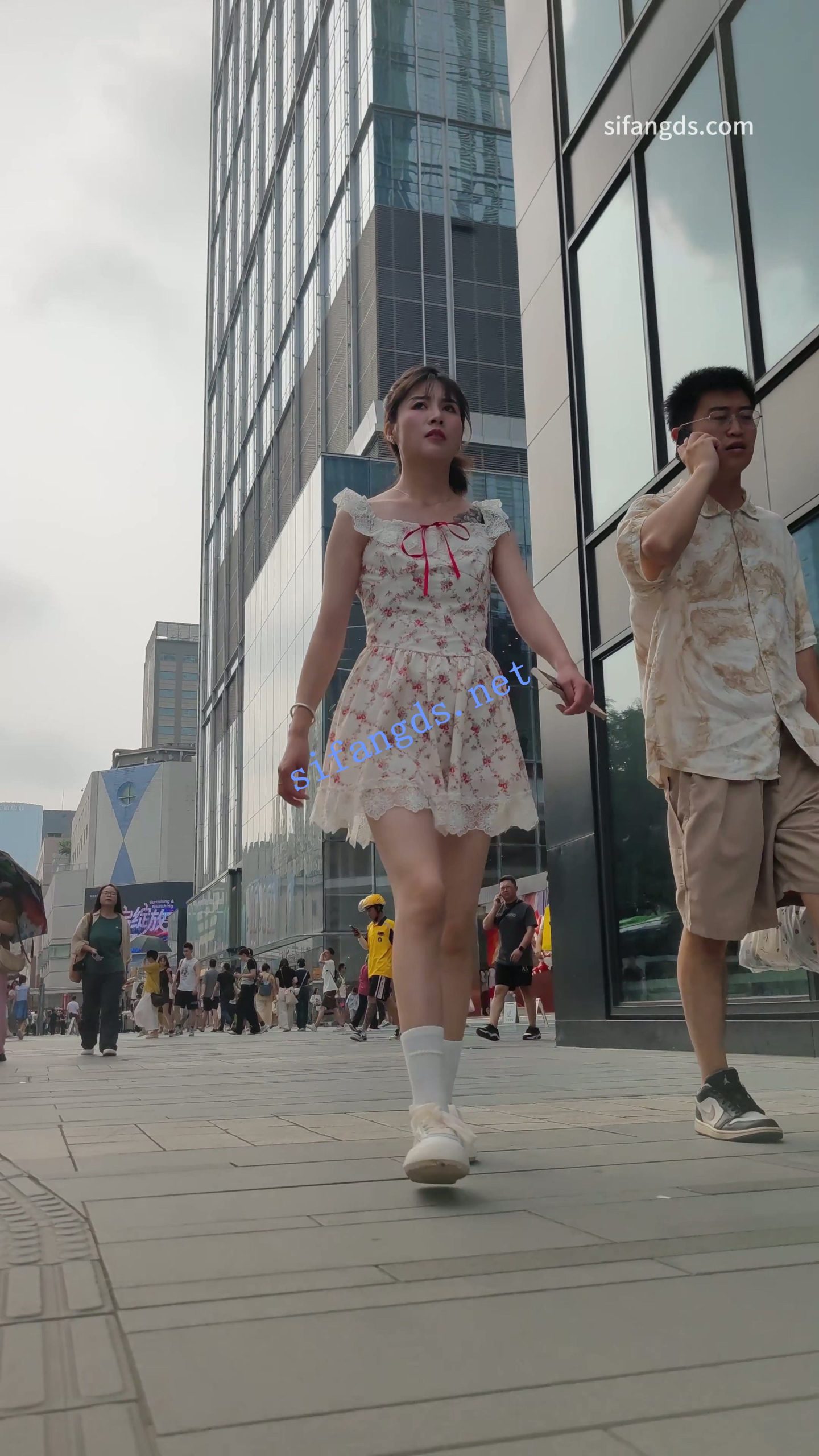 图片[5]深夜宿舍-仓鼠控的第二选择【无在线播放】【CSCD】白色印花连衣裙小姐姐和男朋友逛街，黑色窄内【1V】【1.16G】深夜宿舍-仓鼠控的第二选择