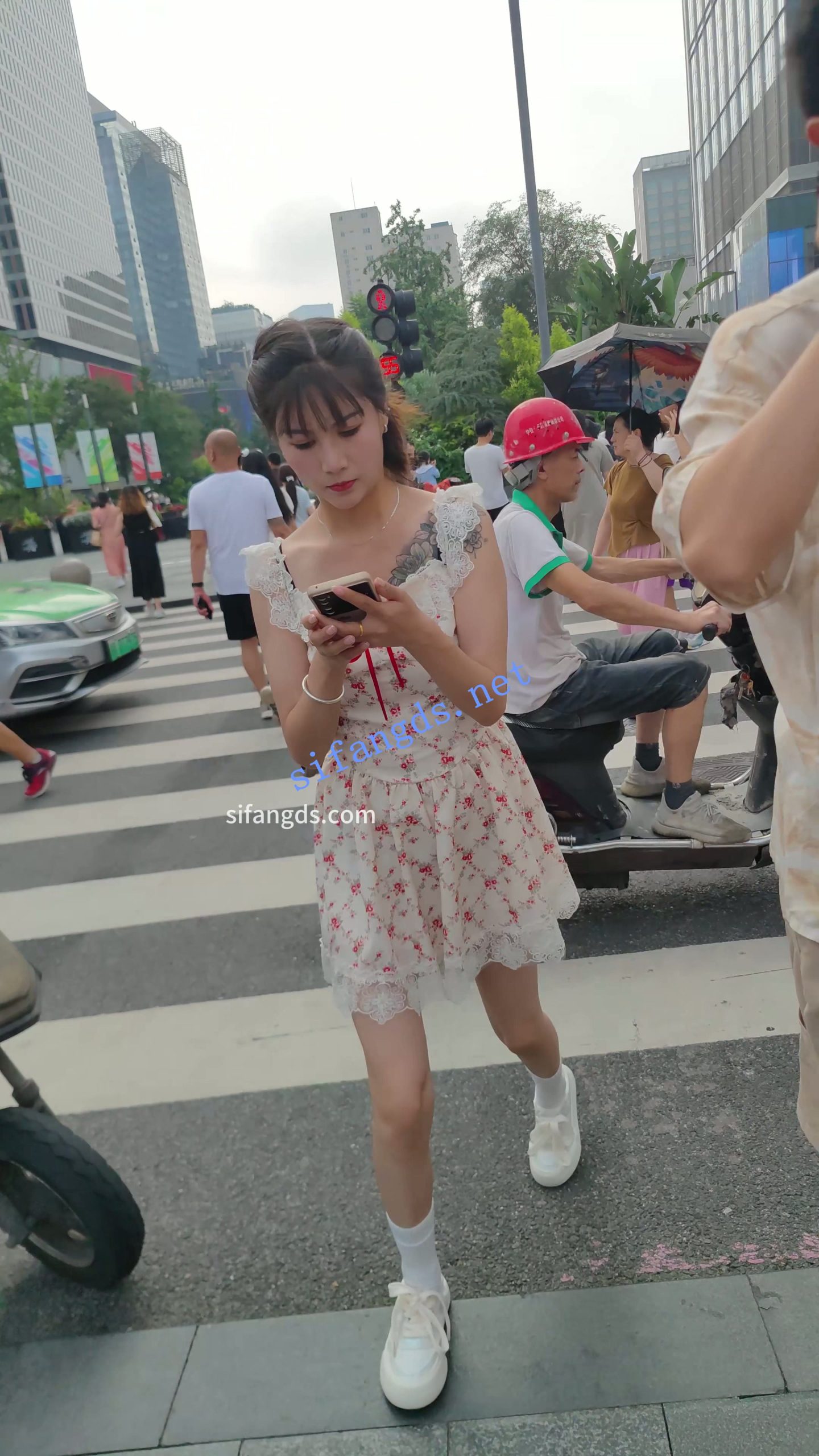 图片[4]深夜宿舍-仓鼠控的第二选择【无在线播放】【CSCD】白色印花连衣裙小姐姐和男朋友逛街，黑色窄内【1V】【1.16G】深夜宿舍-仓鼠控的第二选择