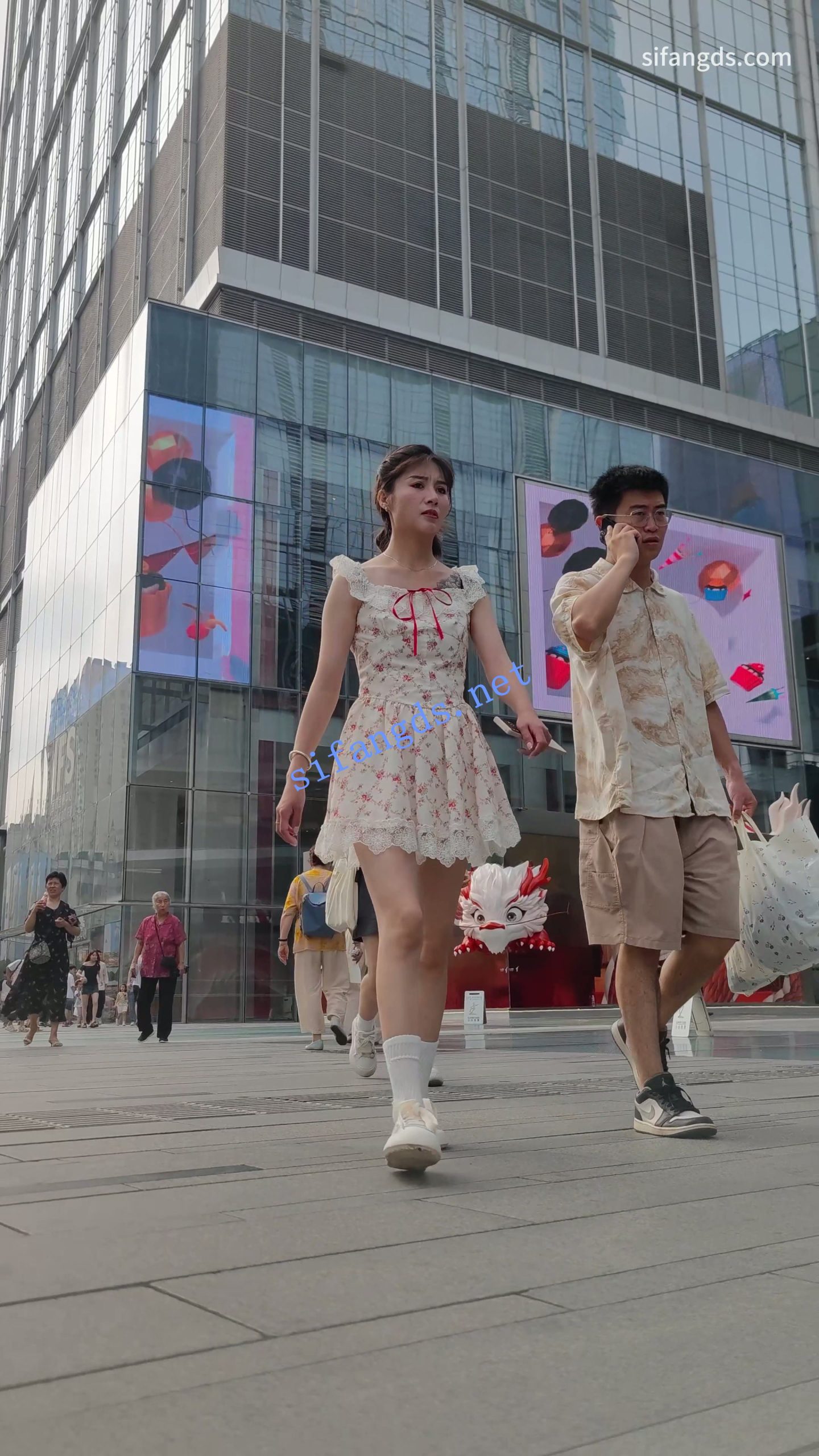 图片[3]深夜宿舍-仓鼠控的第二选择【无在线播放】【CSCD】白色印花连衣裙小姐姐和男朋友逛街，黑色窄内【1V】【1.16G】深夜宿舍-仓鼠控的第二选择