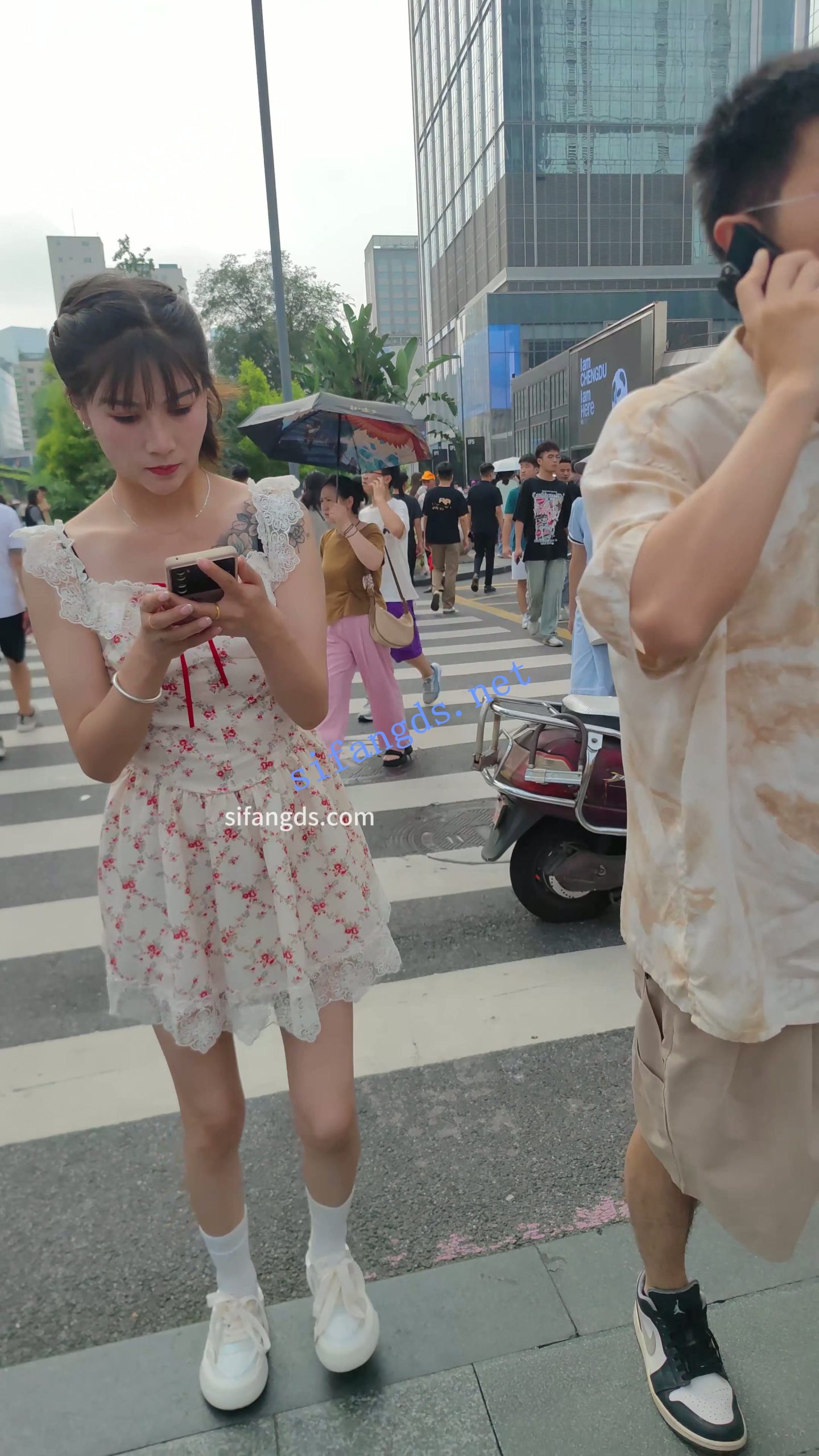 图片[6]深夜宿舍-仓鼠控的第二选择【无在线播放】【CSCD】白色印花连衣裙小姐姐和男朋友逛街，黑色窄内【1V】【1.16G】深夜宿舍-仓鼠控的第二选择