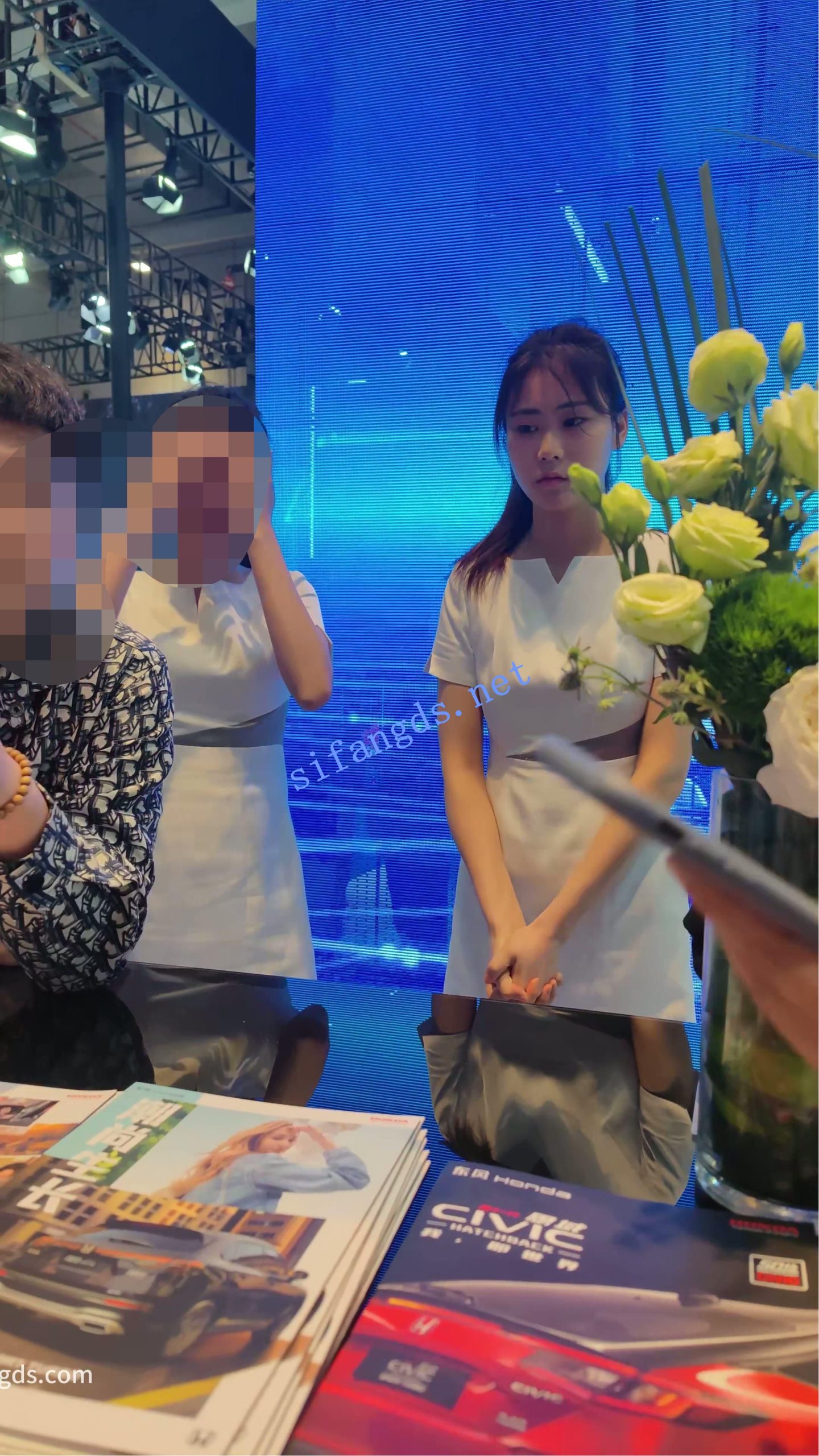 【无在线播放】【CSCD】车展礼仪小姐姐专心接待顾客后面抄底，灰色内【1V】【583M】深夜宿舍-仓鼠控的第二选择