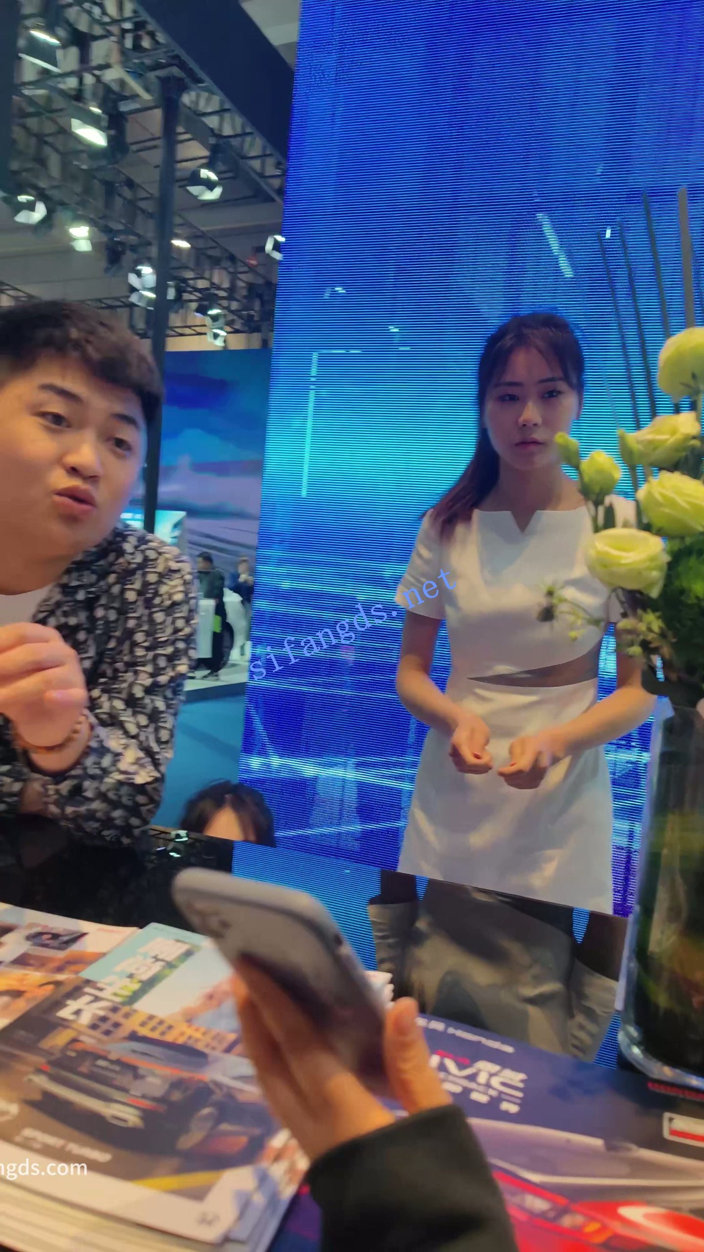 图片[2]深夜宿舍-仓鼠控的第二选择【无在线播放】【CSCD】车展礼仪小姐姐专心接待顾客后面抄底，灰色内【1V】【583M】深夜宿舍-仓鼠控的第二选择