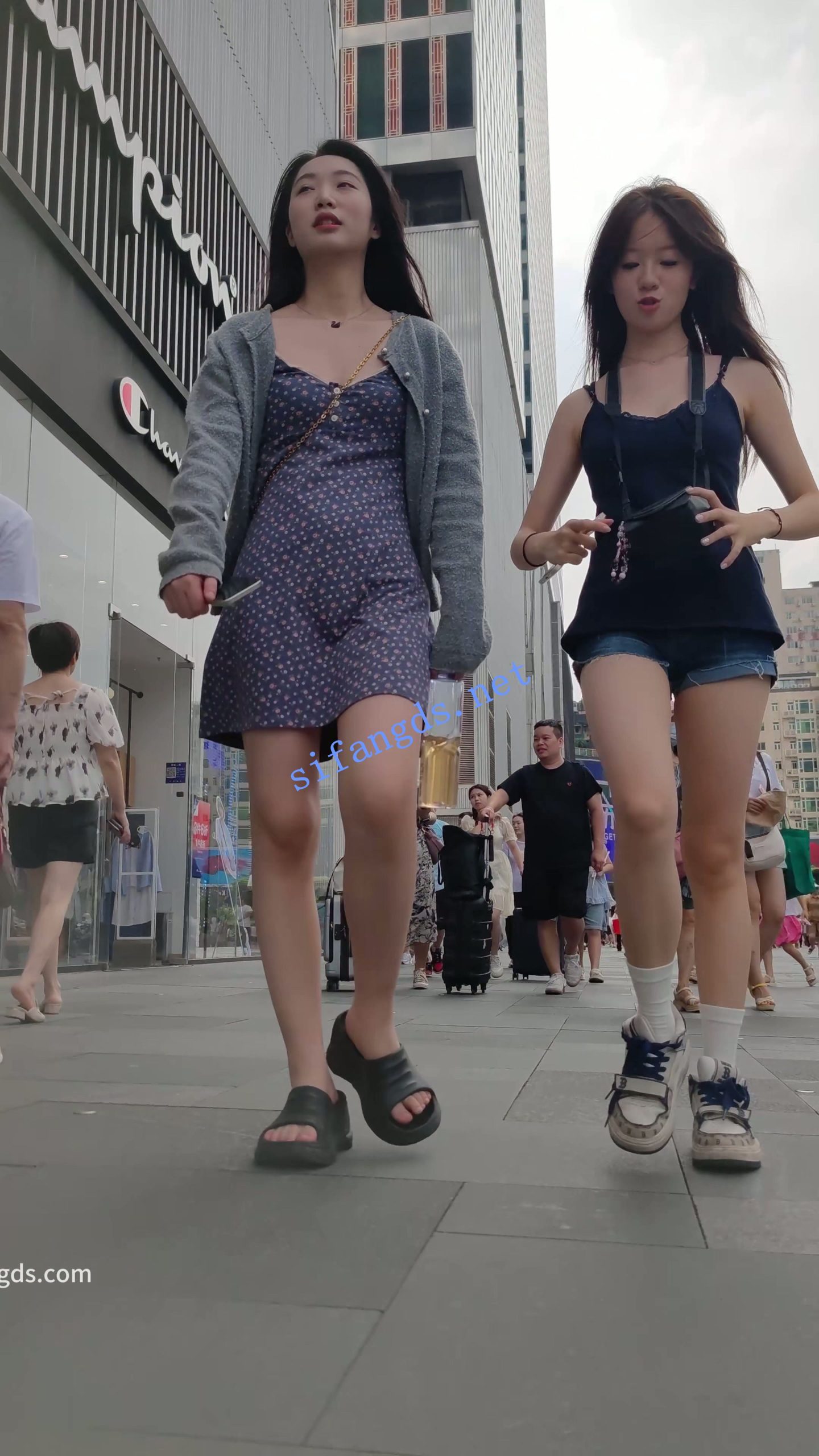 图片[5]深夜宿舍-仓鼠控的第二选择【无在线播放】【CSCD】蓝色印花连衣裙小姐姐和闺蜜逛街，白色内内【1V】【755M】深夜宿舍-仓鼠控的第二选择