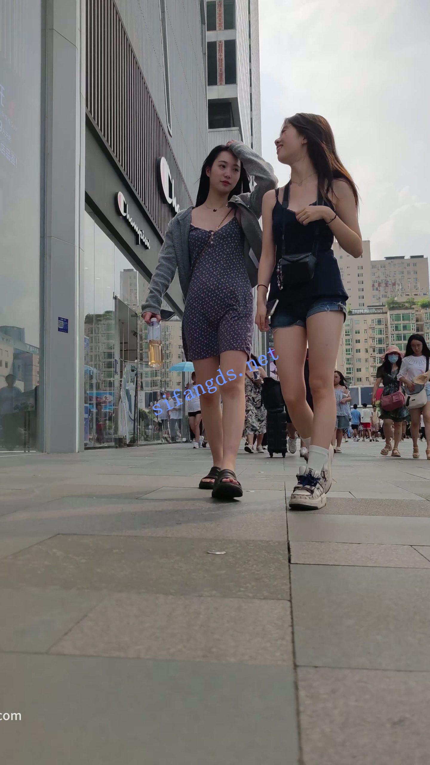 图片[6]深夜宿舍-仓鼠控的第二选择【无在线播放】【CSCD】蓝色印花连衣裙小姐姐和闺蜜逛街，白色内内【1V】【755M】深夜宿舍-仓鼠控的第二选择