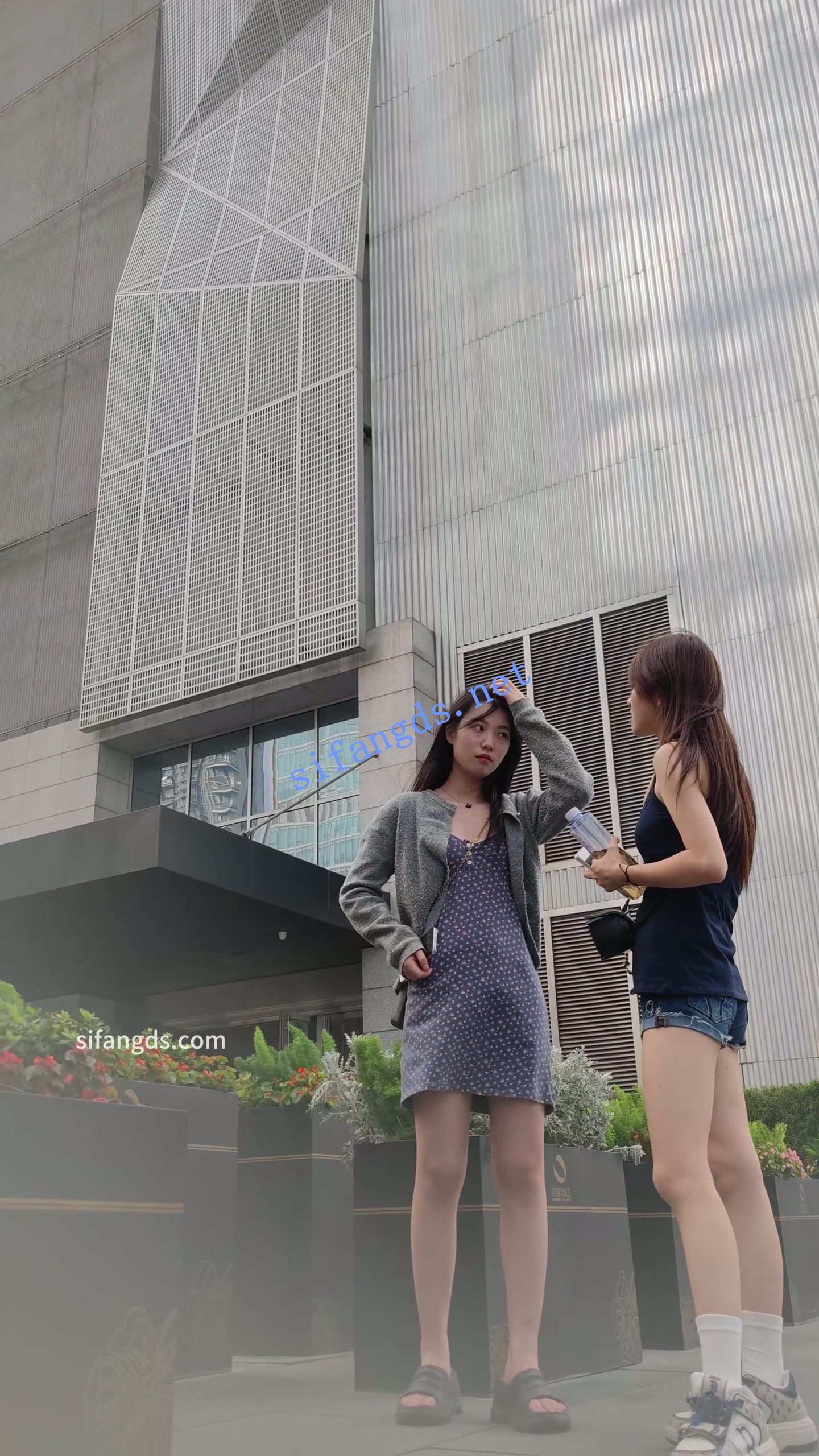 图片[3]深夜宿舍-仓鼠控的第二选择【无在线播放】【CSCD】蓝色印花连衣裙小姐姐和闺蜜逛街，白色内内【1V】【755M】深夜宿舍-仓鼠控的第二选择