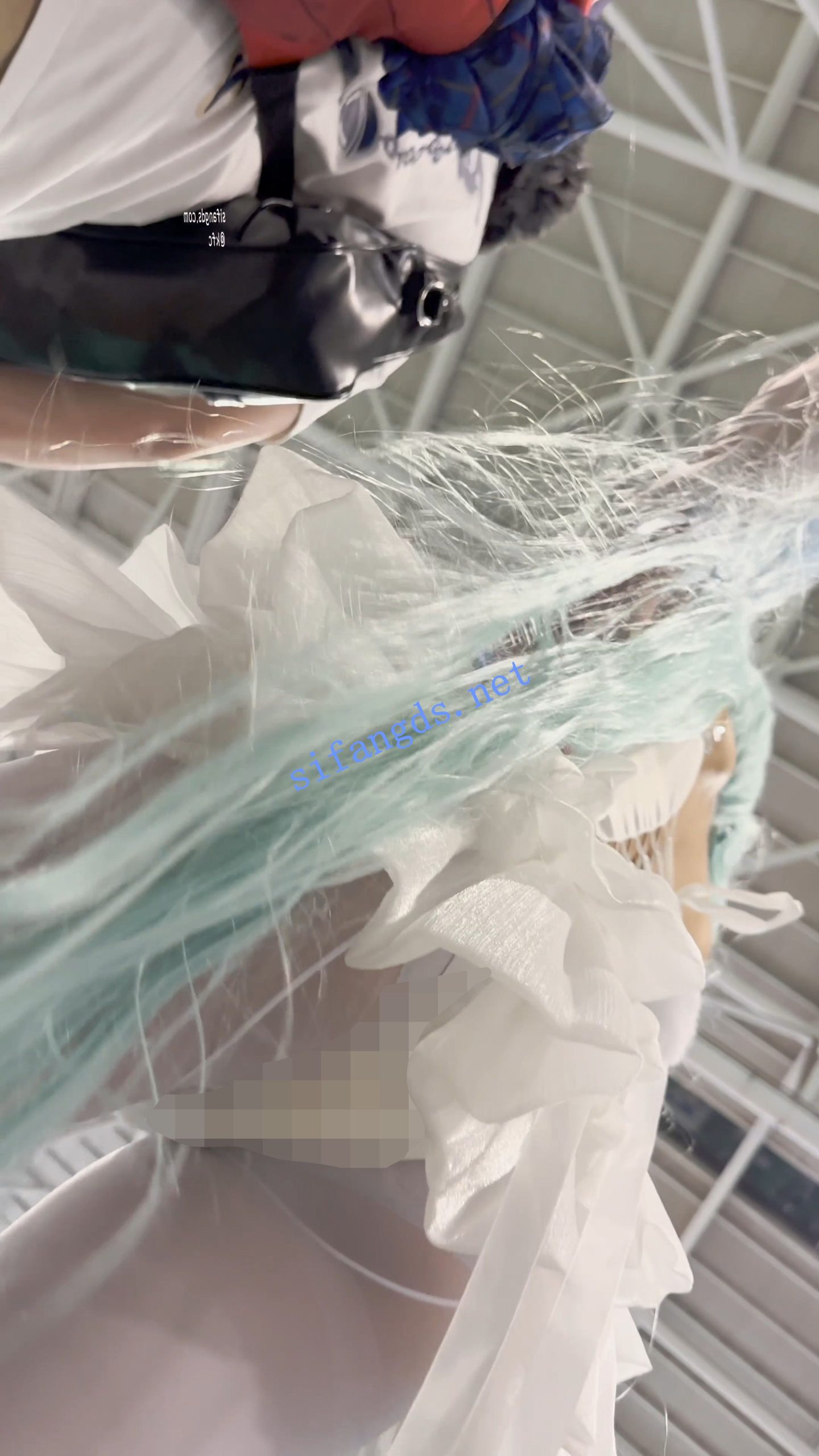 【无在线播放】【KFC】泳装COSER和男友逛街·白色内内被泳装兜住露两边【1V】【346M】深夜宿舍-仓鼠控的第二选择