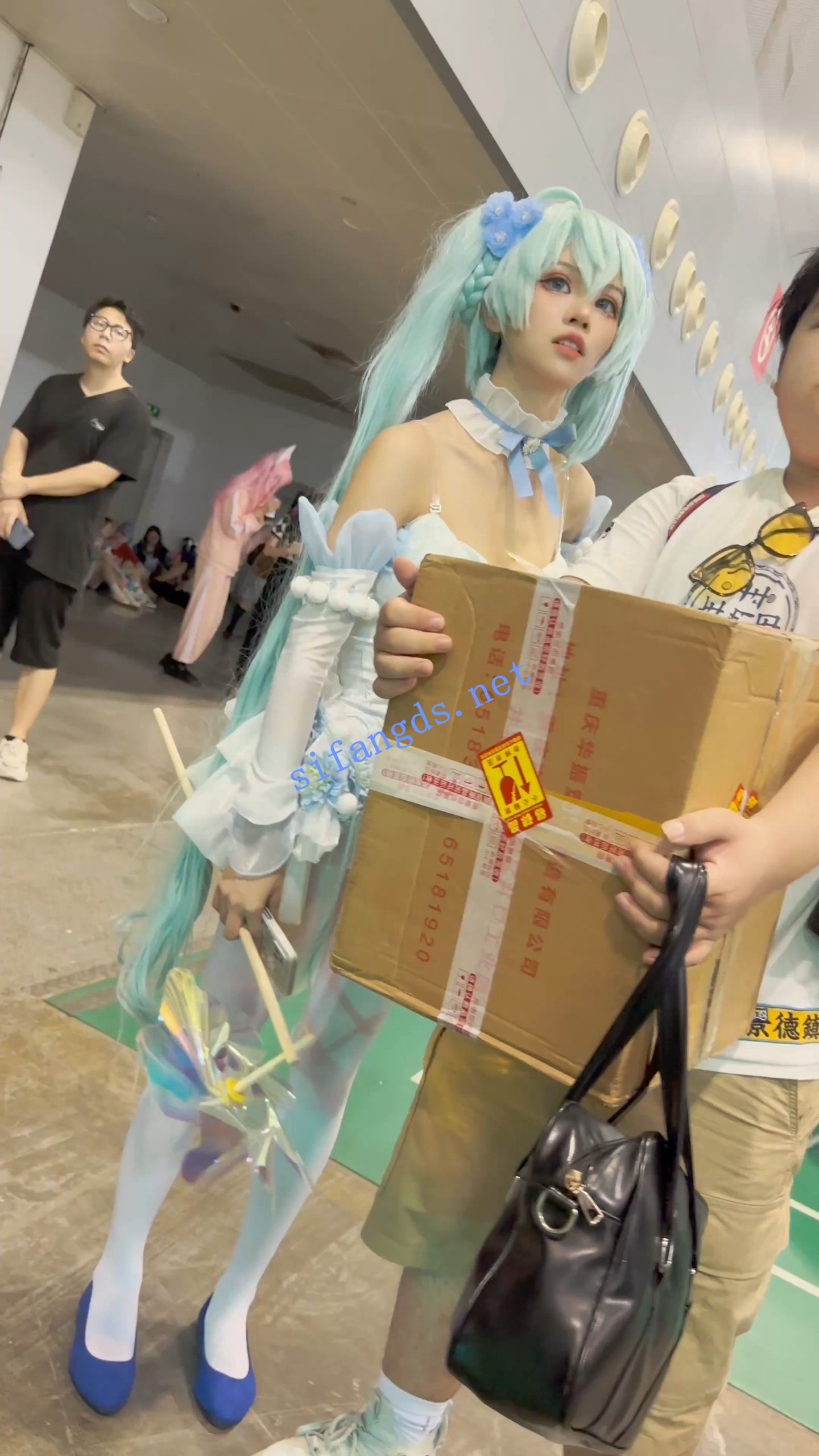 图片[8]深夜宿舍-仓鼠控的第二选择【无在线播放】【KFC】泳装COSER和男友逛街·白色内内被泳装兜住露两边【1V】【346M】深夜宿舍-仓鼠控的第二选择