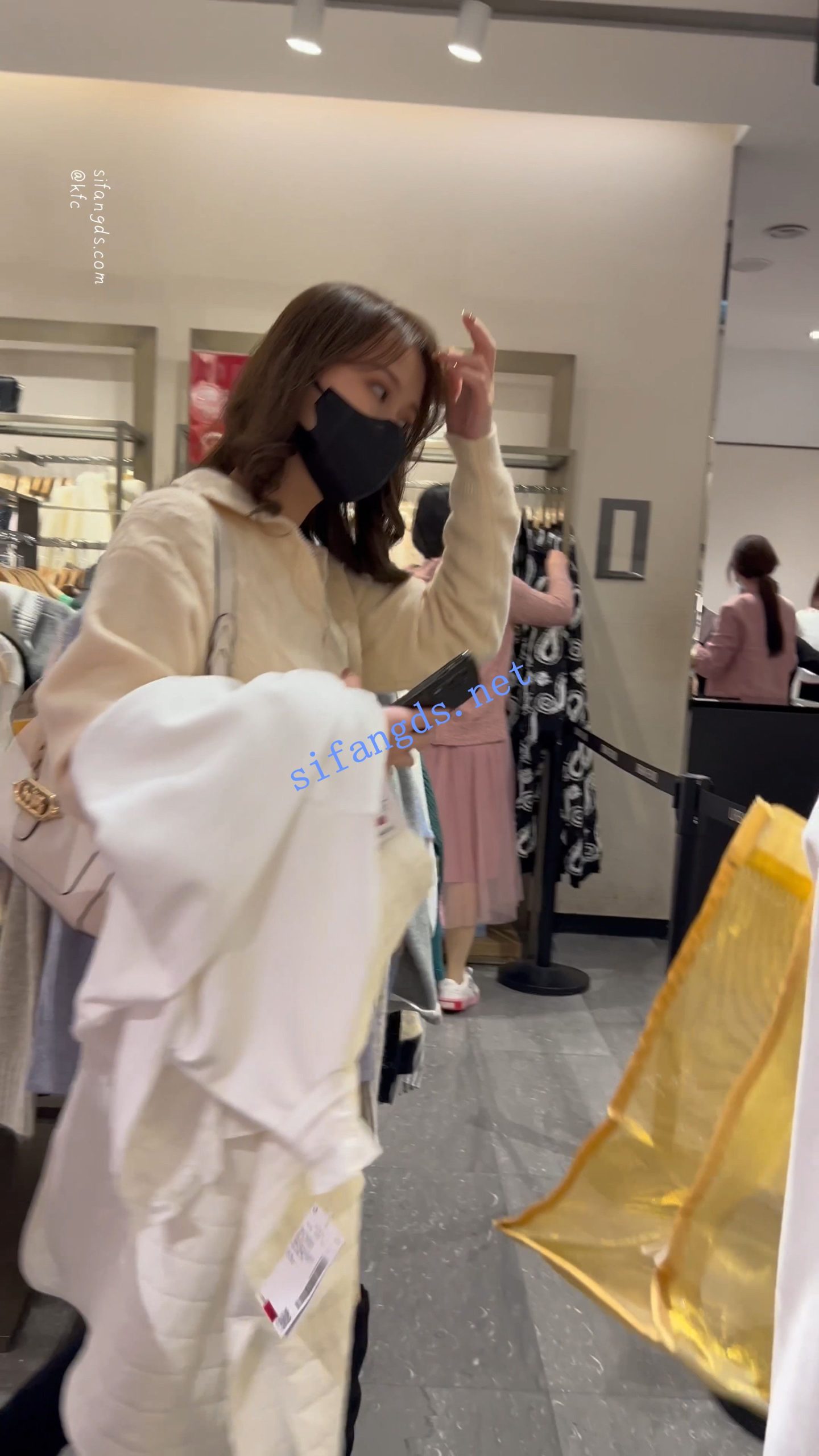 图片[6]深夜宿舍-仓鼠控的第二选择【无在线播放】【KFC】长裙靓女挂逛街买衣服·肉色丝袜骚内·低角度跨过相机【1V】【274M】深夜宿舍-仓鼠控的第二选择