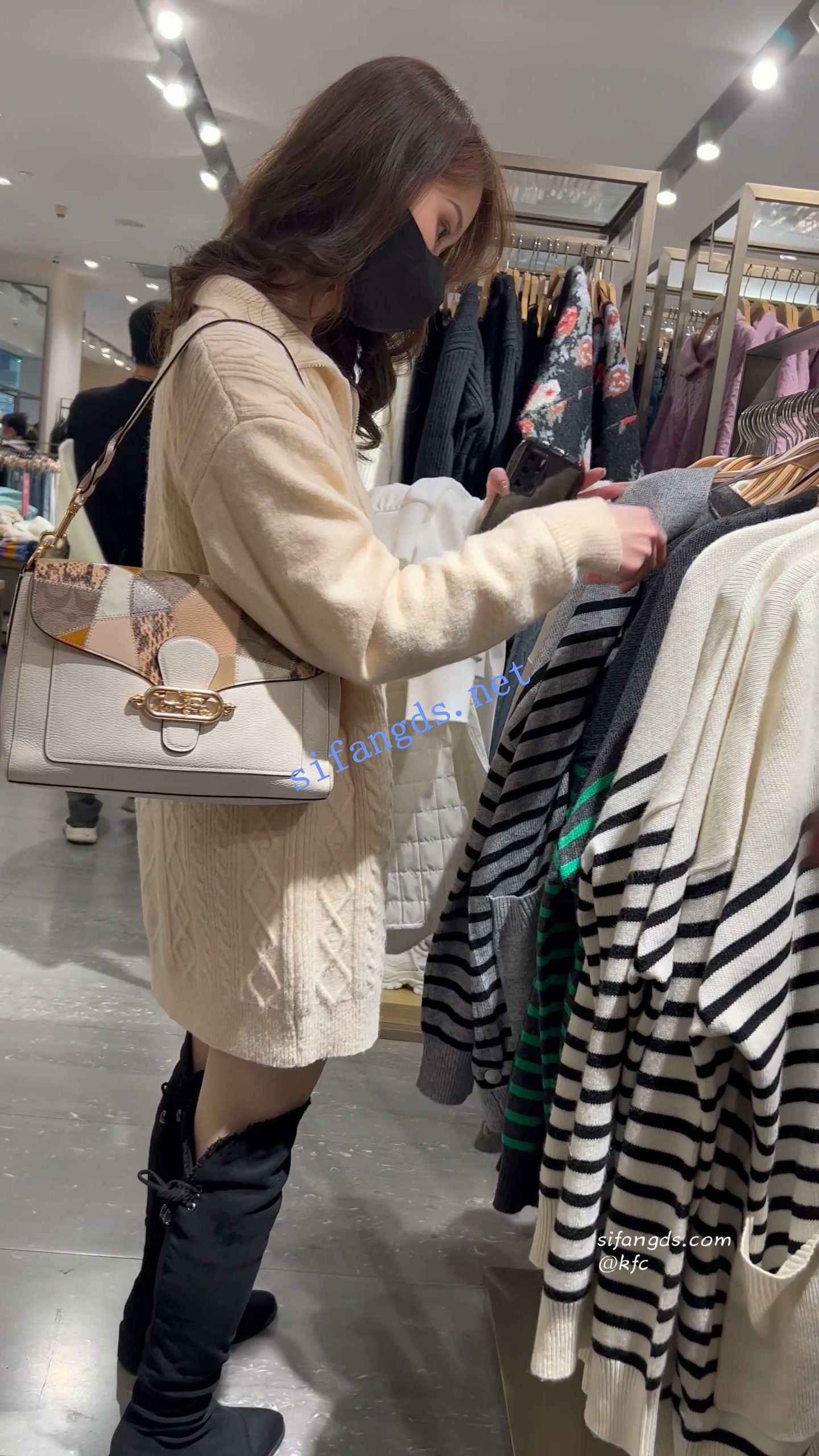 图片[7]深夜宿舍-仓鼠控的第二选择【无在线播放】【KFC】长裙靓女挂逛街买衣服·肉色丝袜骚内·低角度跨过相机【1V】【274M】深夜宿舍-仓鼠控的第二选择