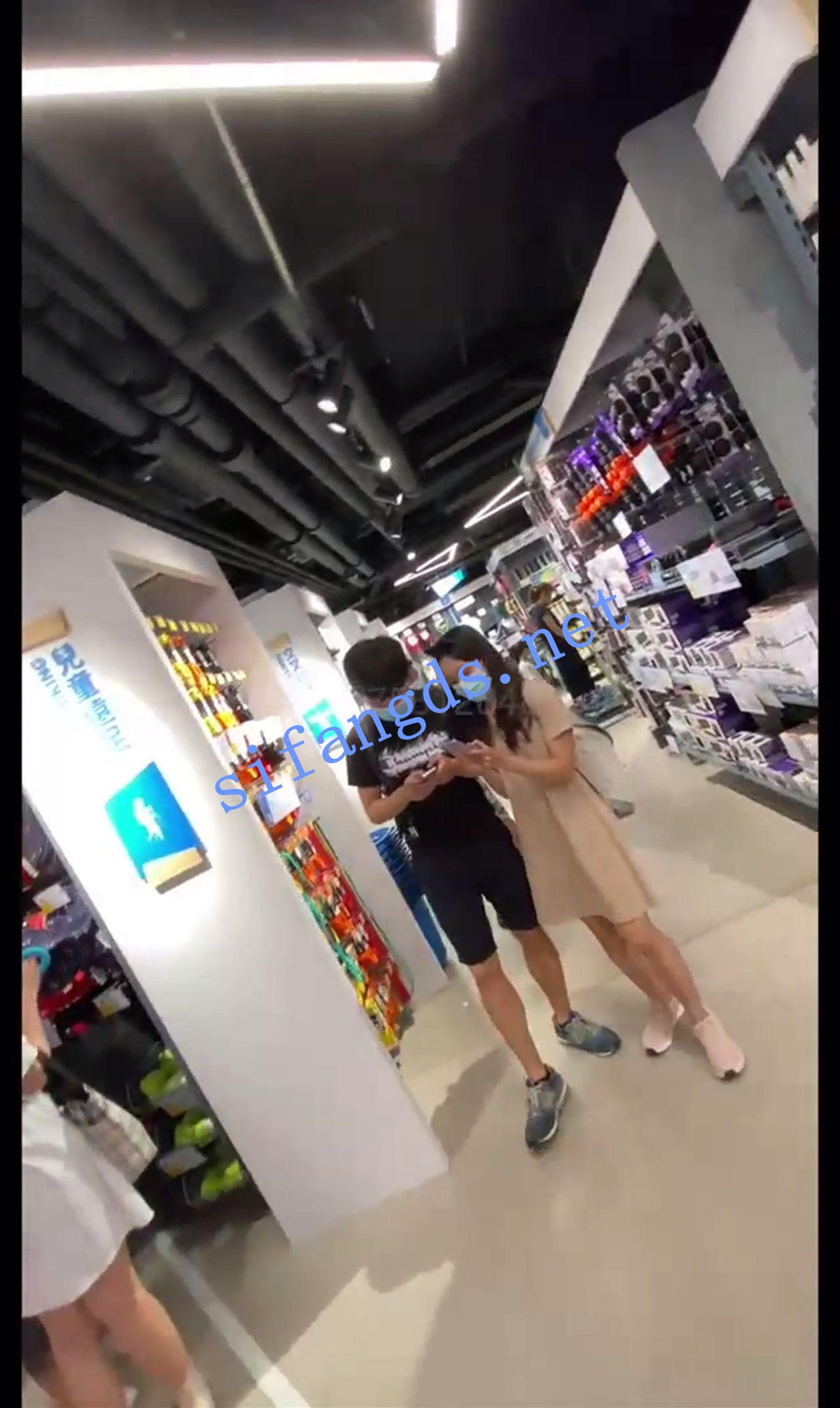 图片[4]深夜宿舍-仓鼠控的第二选择【无在线播放】【1597系列CD】32-33宽松裙美女靠墙壁等人被灯光照亮白内【2V】【974M】深夜宿舍-仓鼠控的第二选择