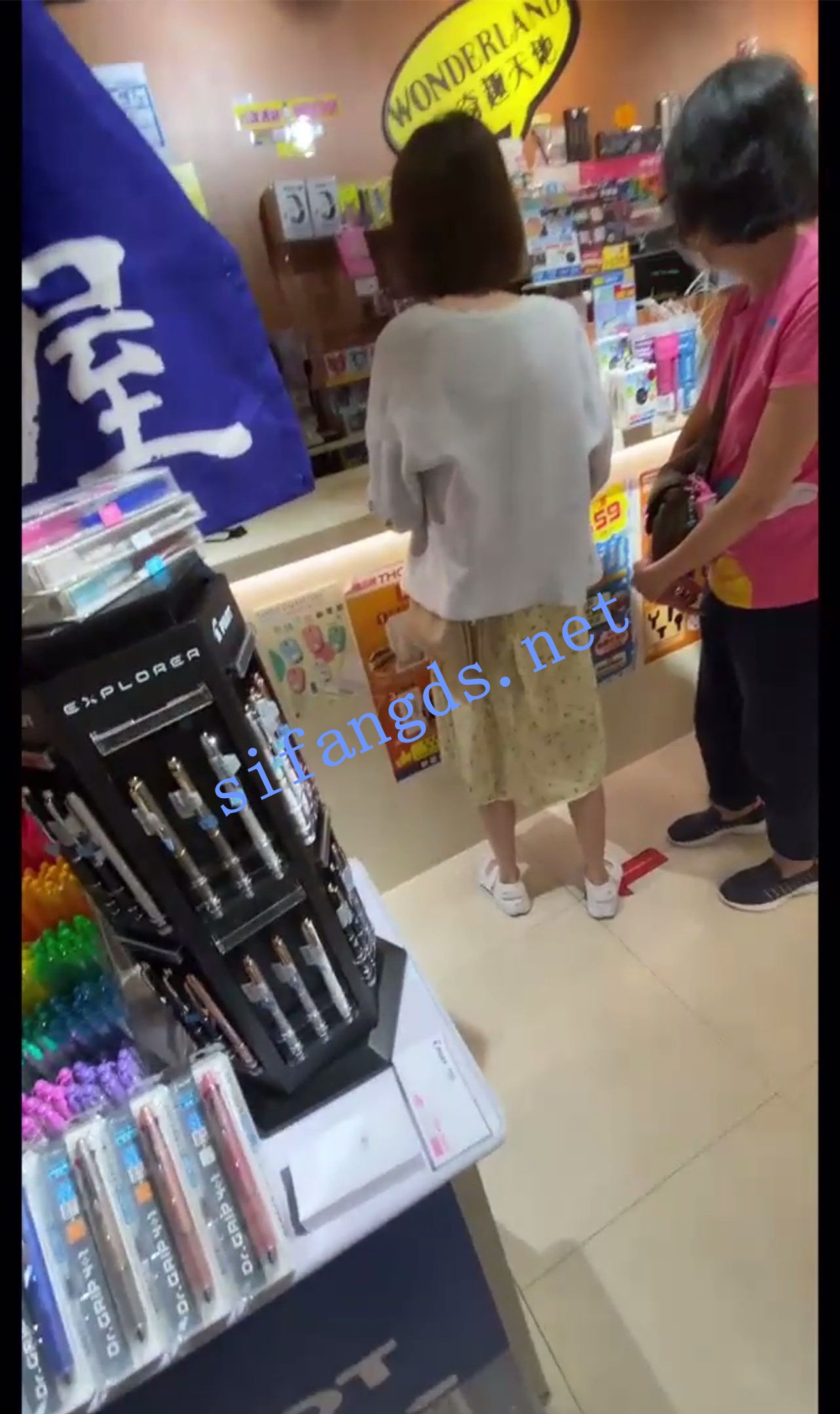 图片[2]深夜宿舍-仓鼠控的第二选择【无在线播放】【1597系列CD】36-37玩具店抄底小姐姐花裙灰内+包臀裙白内【2V】【556M】深夜宿舍-仓鼠控的第二选择