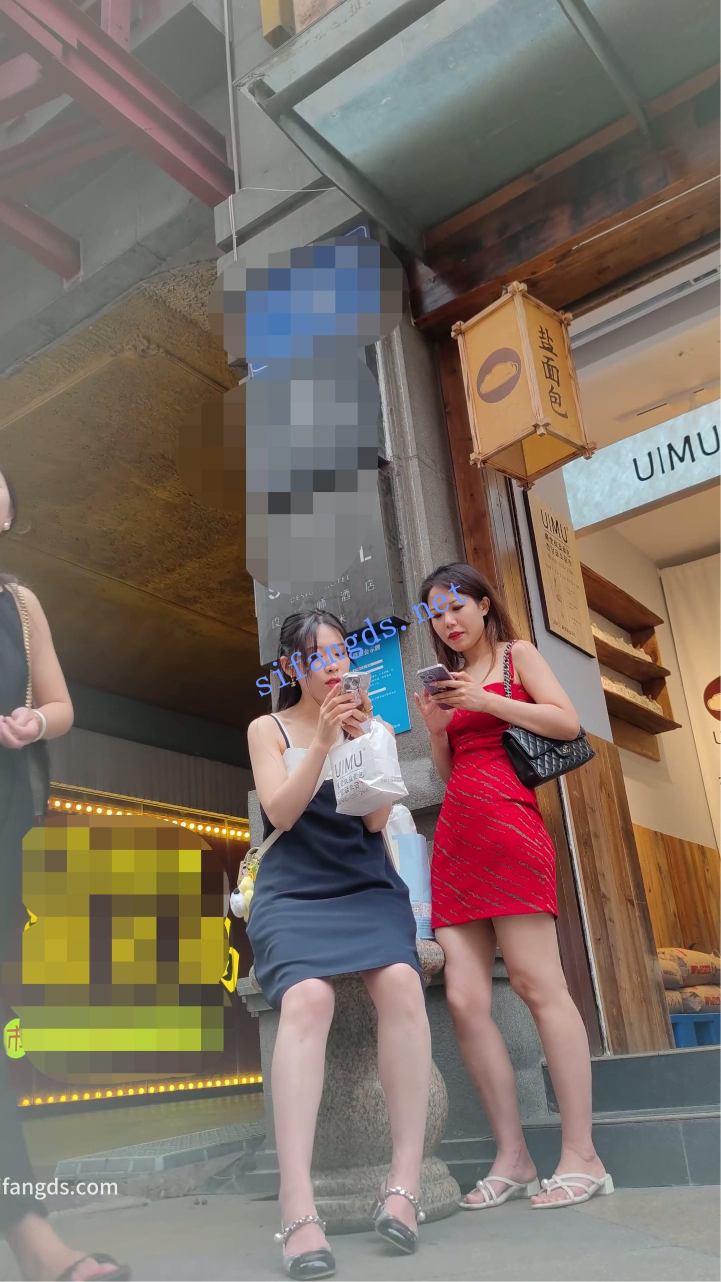 【无在线播放】【CSCD】红色包臀裙美女和闺蜜逛街买东西，白色丁字裤【1V】【340M】深夜宿舍-仓鼠控的第二选择