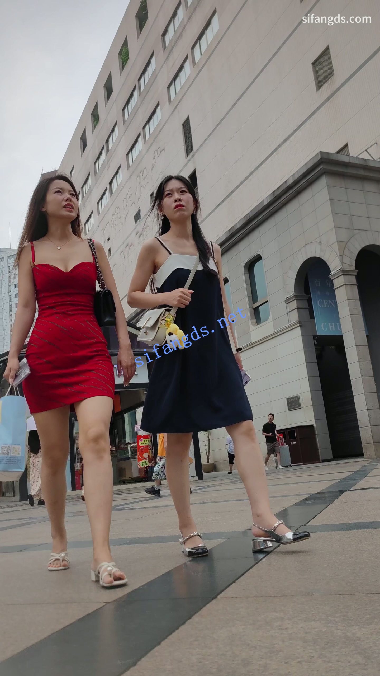 图片[2]深夜宿舍-仓鼠控的第二选择【无在线播放】【CSCD】红色包臀裙美女和闺蜜逛街买东西，白色丁字裤【1V】【340M】深夜宿舍-仓鼠控的第二选择