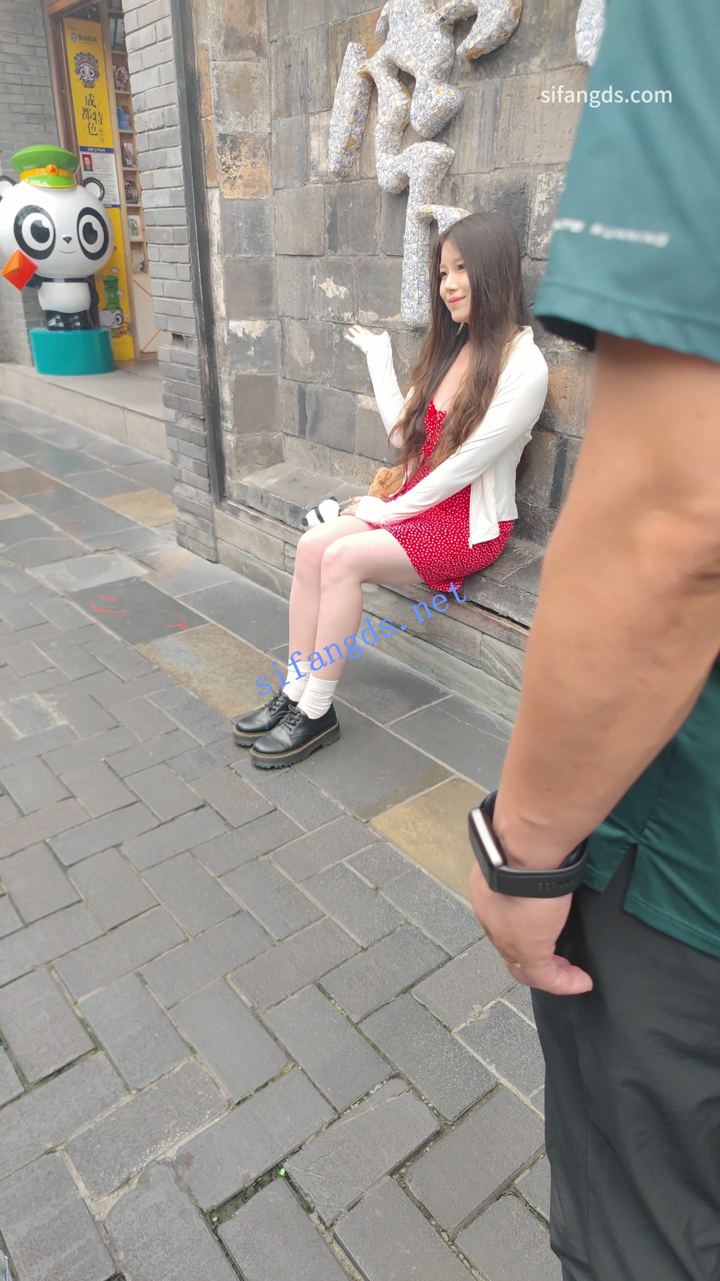 图片[2]深夜宿舍-仓鼠控的第二选择【无在线播放】【CSCD】红色连衣裙小姐姐和闺蜜旅游打卡，白色内内【1V】【612M】深夜宿舍-仓鼠控的第二选择