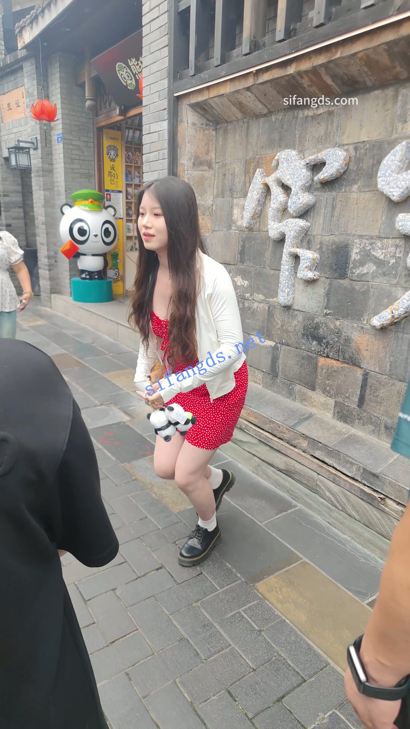 图片[3]深夜宿舍-仓鼠控的第二选择【无在线播放】【CSCD】红色连衣裙小姐姐和闺蜜旅游打卡，白色内内【1V】【612M】深夜宿舍-仓鼠控的第二选择