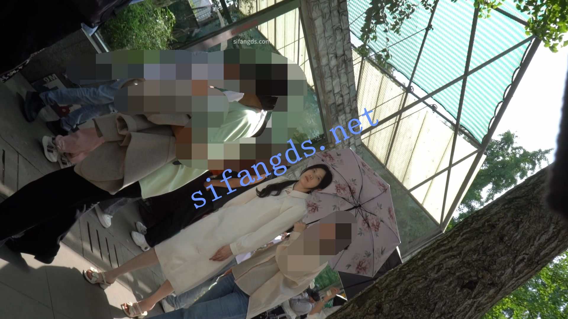 图片[4]深夜宿舍-仓鼠控的第二选择【无在线播放】（空城原创）旗袍长裙美女逛公园，淡绿N包裹肉臀【1V】【256M】深夜宿舍-仓鼠控的第二选择