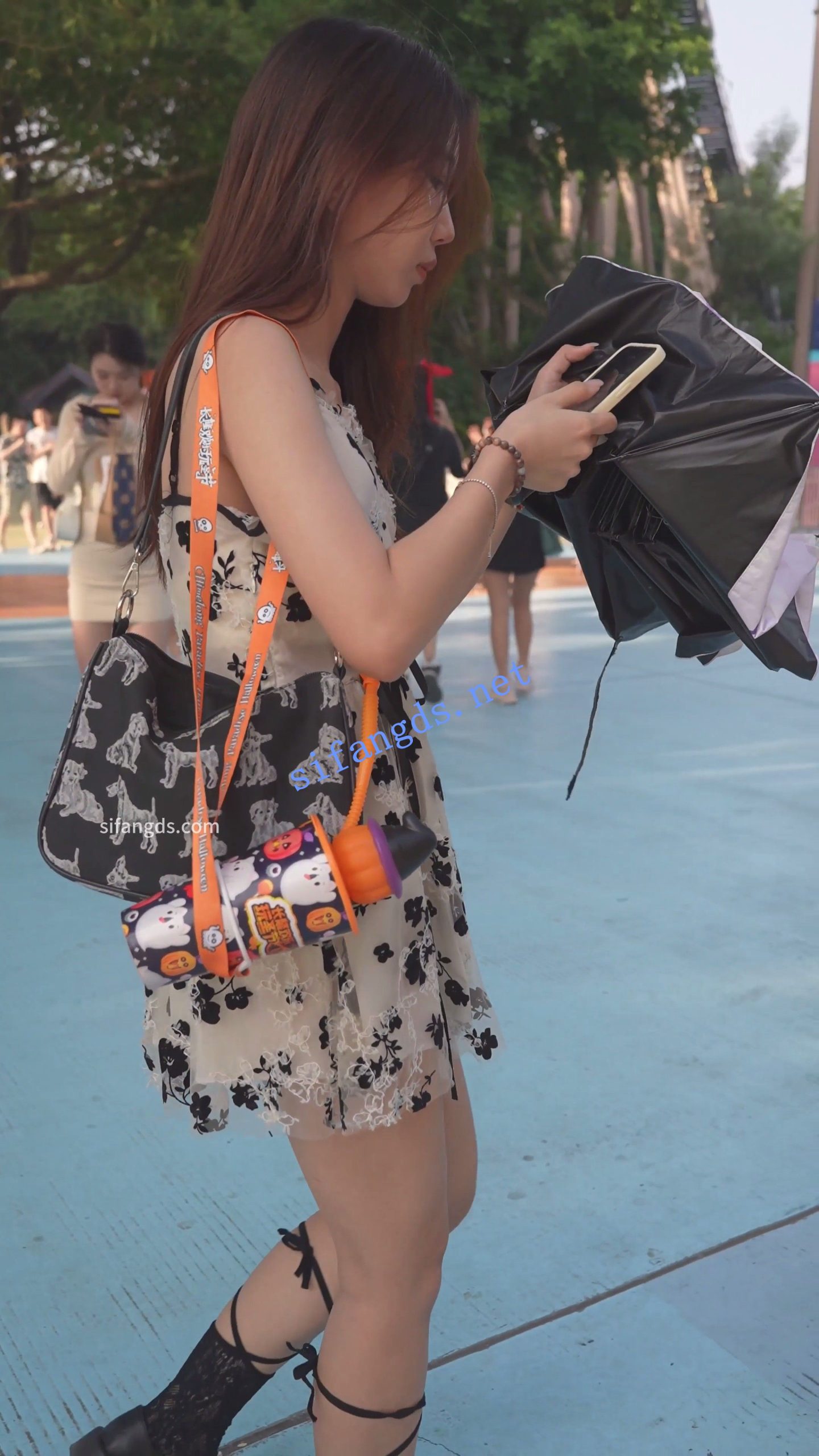 【无在线播放】(BC-AA-580)吊带花裙小姐姐逛街..抬腿拿东西CD蕾丝边粉内【1V】【245M】深夜宿舍-仓鼠控的第二选择