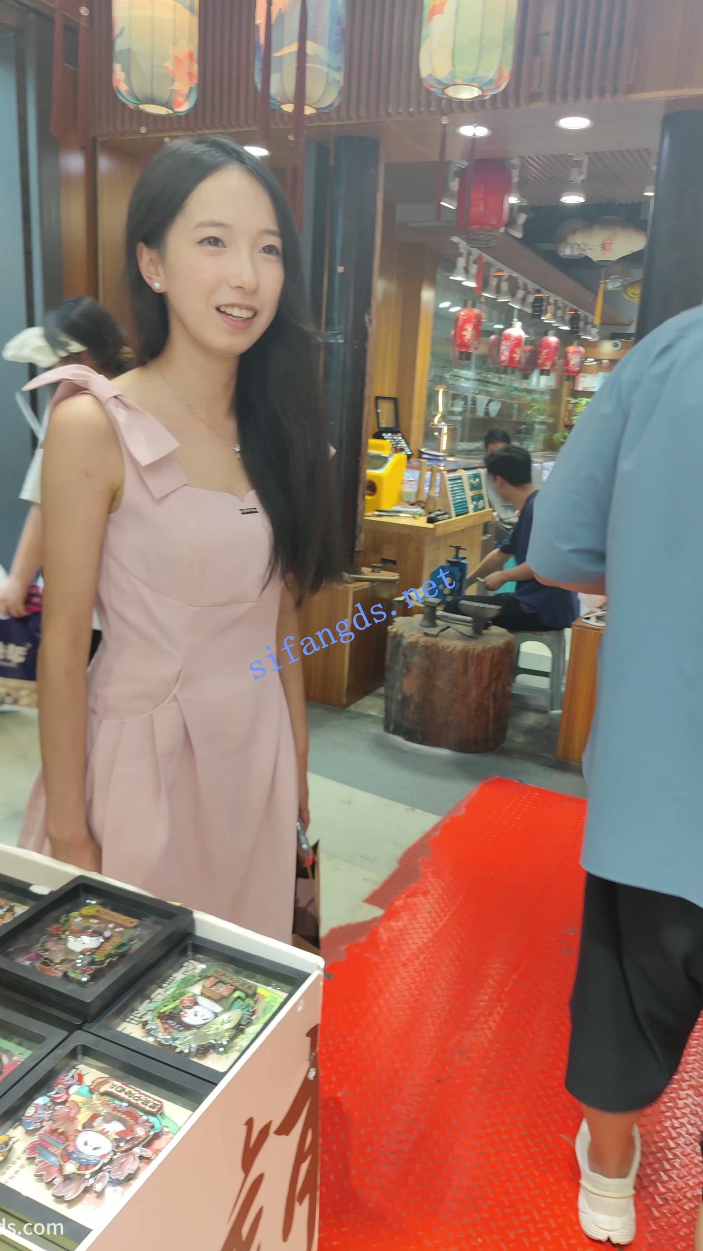 【无在线播放】【CSCD】粉色连衣裙小姐姐和家人出来旅游，白色内内【1V】【970M】深夜宿舍-仓鼠控的第二选择