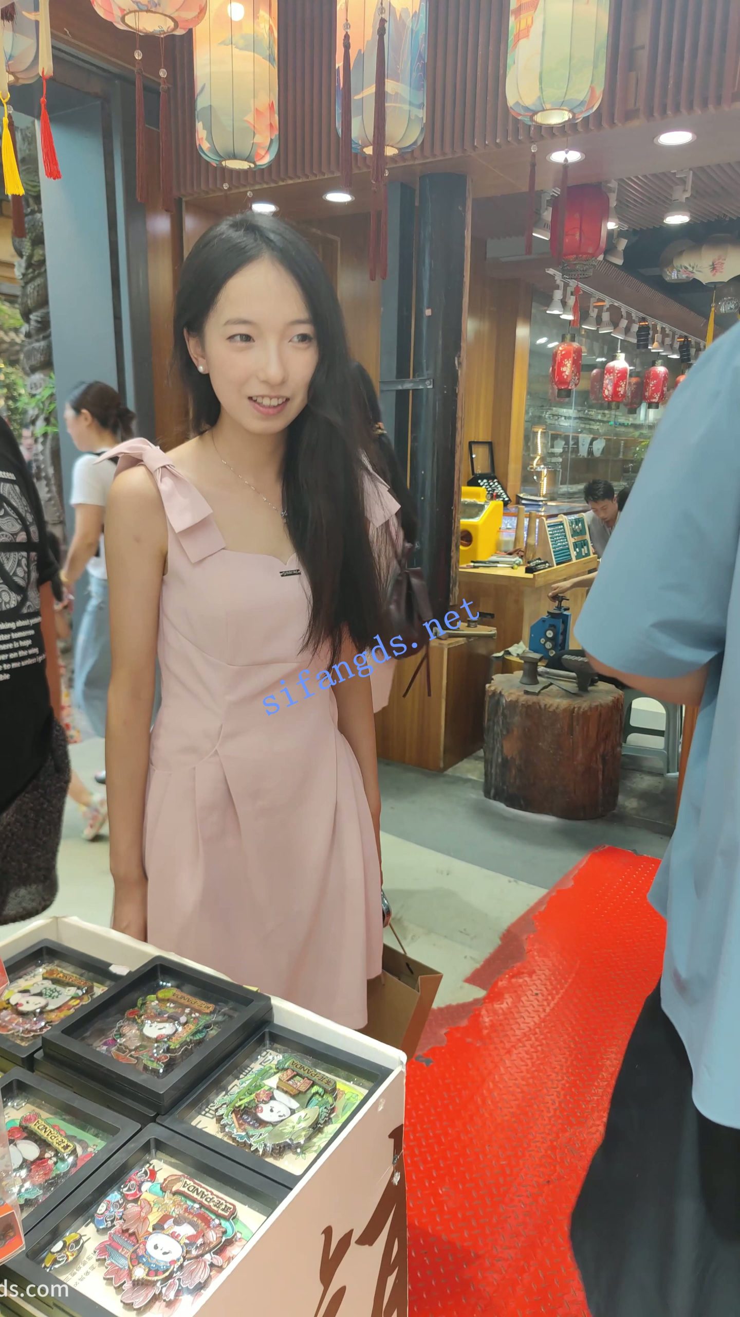 图片[4]深夜宿舍-仓鼠控的第二选择【无在线播放】【CSCD】粉色连衣裙小姐姐和家人出来旅游，白色内内【1V】【970M】深夜宿舍-仓鼠控的第二选择