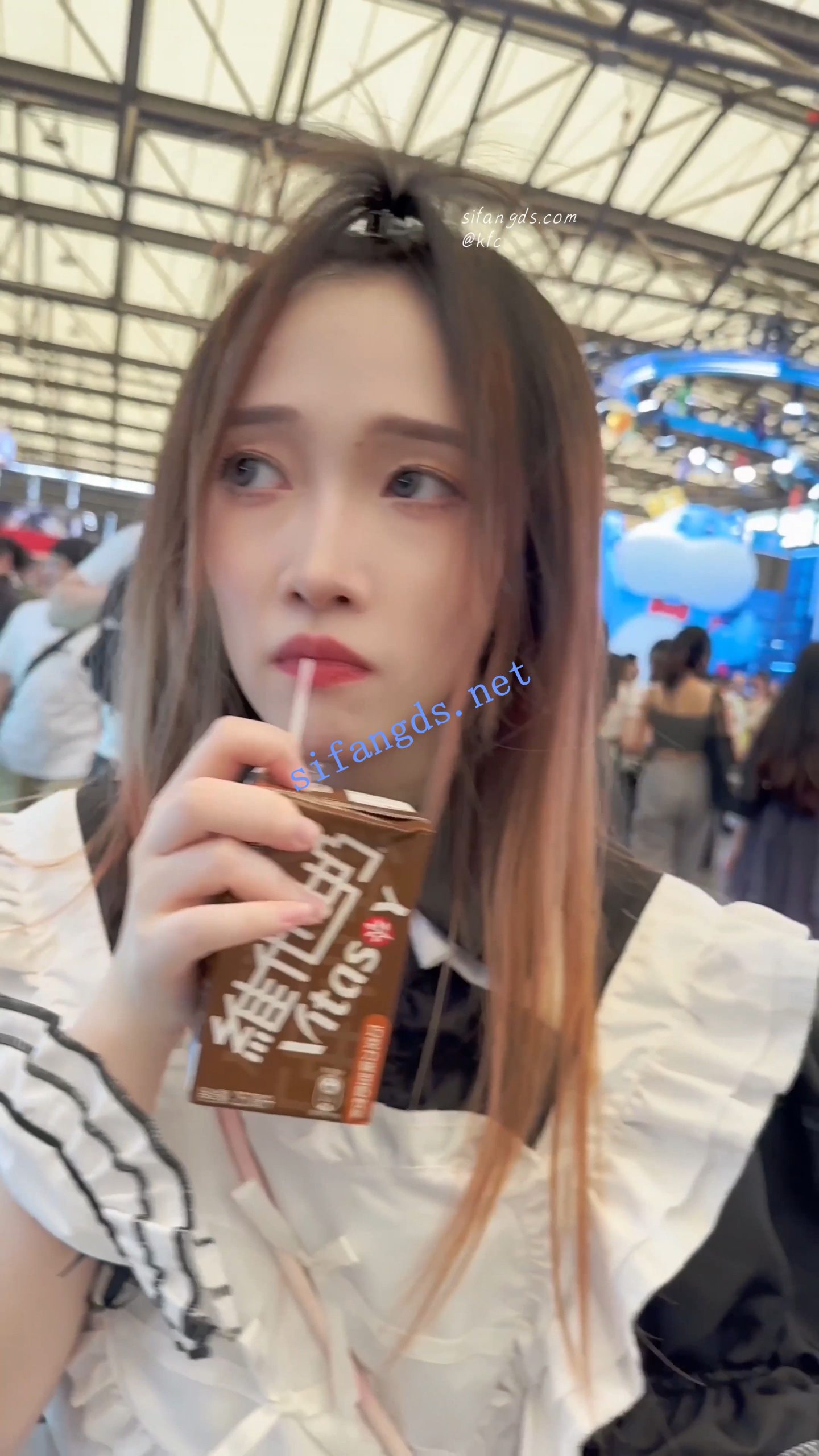 图片[2]深夜宿舍-仓鼠控的第二选择【无在线播放】【KFC】女仆裙学生妹和闺蜜逛街拍照·吊带丝袜粉色内内性感【256M】深夜宿舍-仓鼠控的第二选择