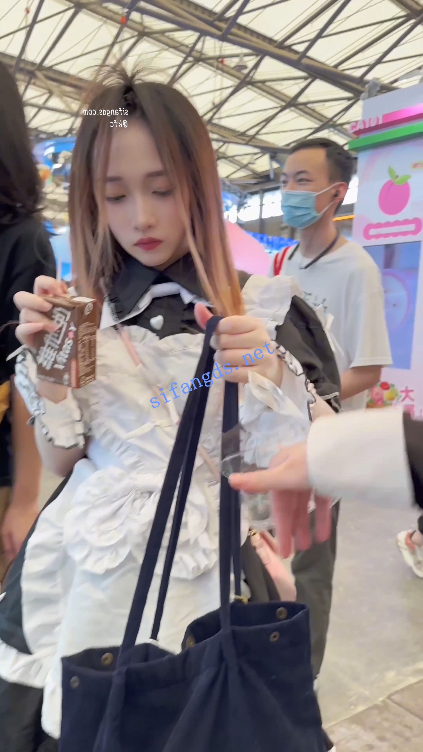 图片[4]深夜宿舍-仓鼠控的第二选择【无在线播放】【KFC】女仆裙学生妹和闺蜜逛街拍照·吊带丝袜粉色内内性感【256M】深夜宿舍-仓鼠控的第二选择