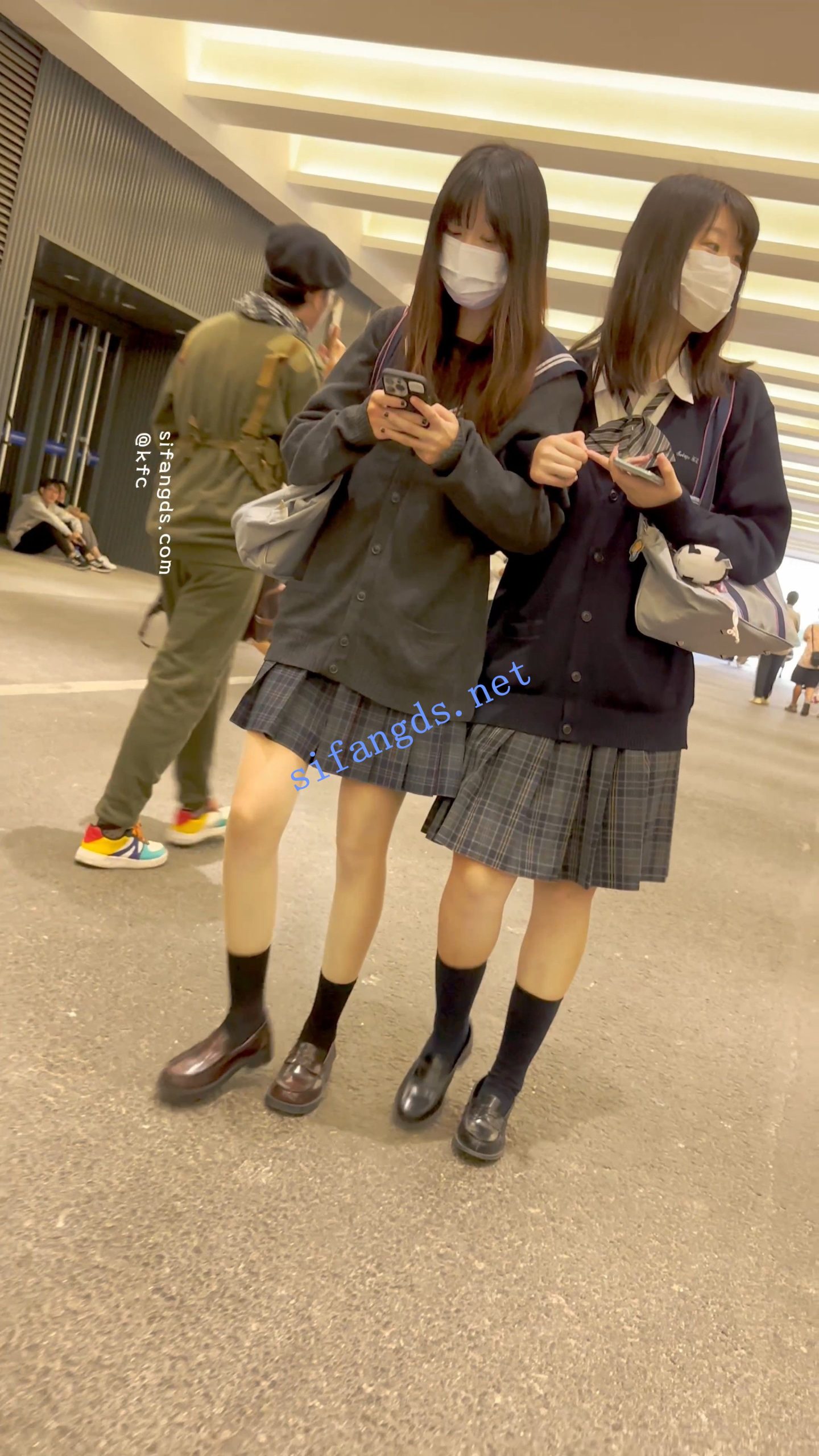 【无在线播放】【KFC】两个JK制服学生妹·肉丝袜可爱内·白色骚窄内一箭双雕【1V】【810M】深夜宿舍-仓鼠控的第二选择