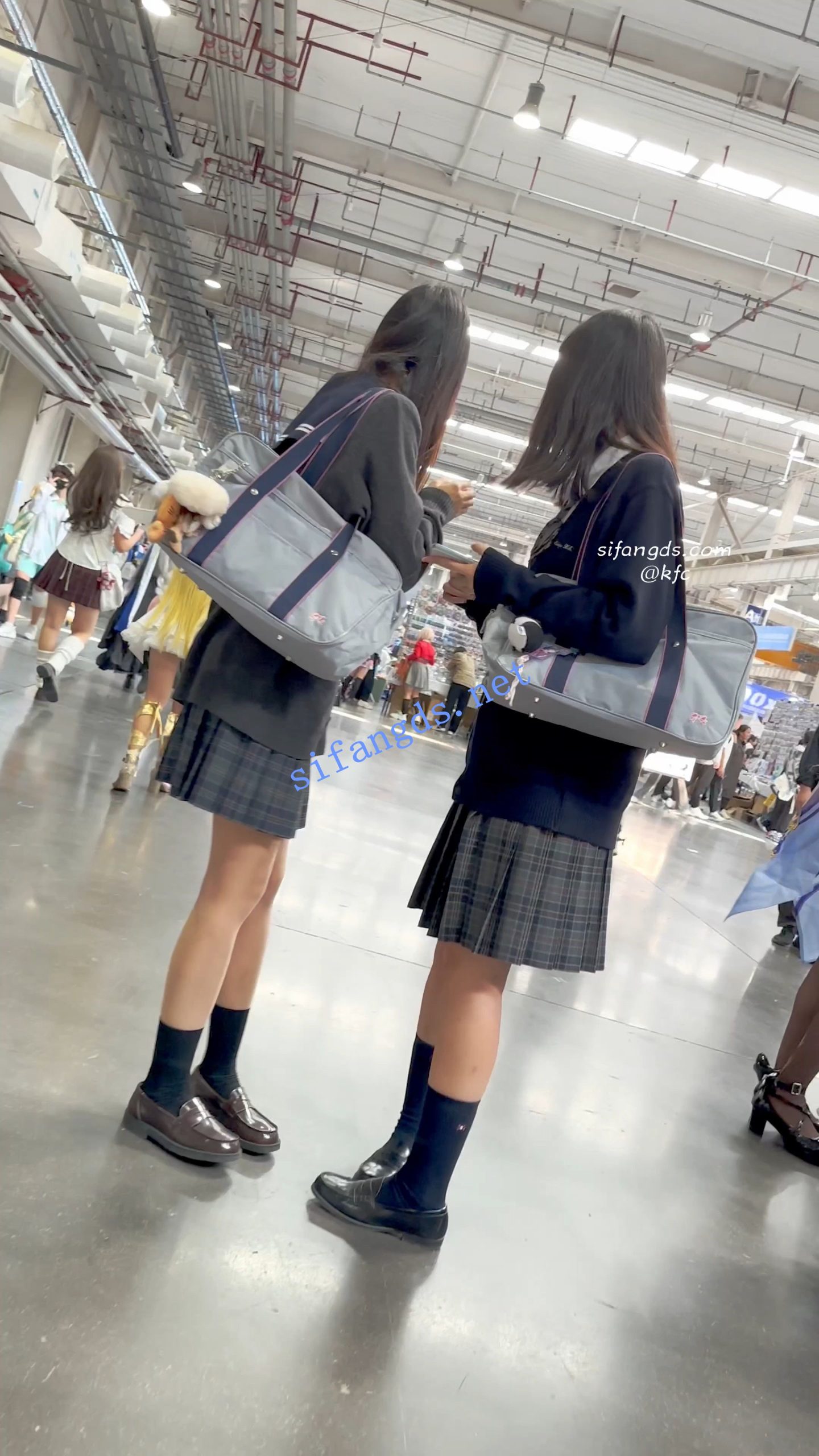 图片[2]深夜宿舍-仓鼠控的第二选择【无在线播放】【KFC】两个JK制服学生妹·肉丝袜可爱内·白色骚窄内一箭双雕【1V】【810M】深夜宿舍-仓鼠控的第二选择