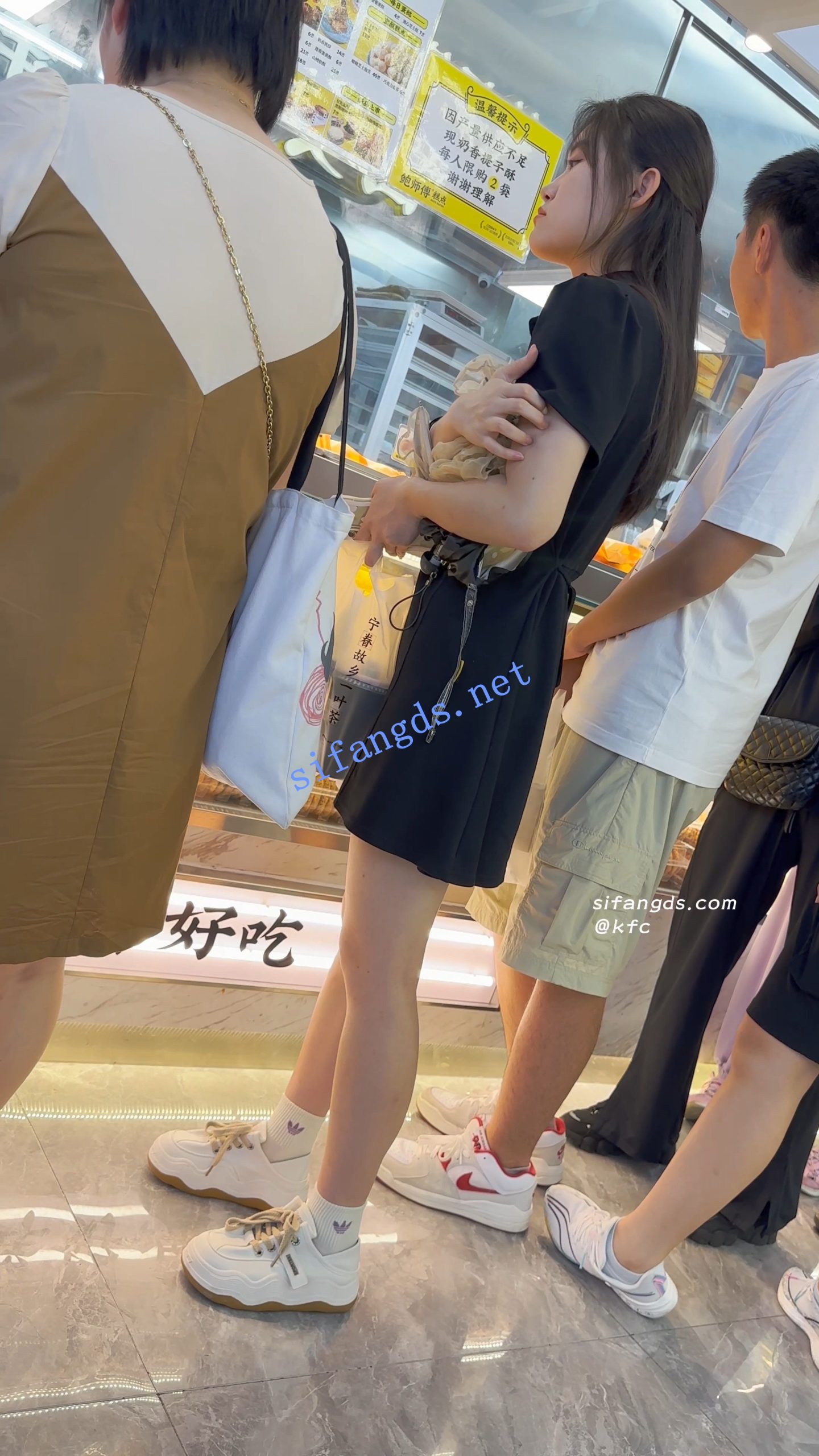 【无在线播放】【KFC】女仆裙学生妹和闺蜜逛街拍照·吊带丝袜粉色内内性感【1V】【340M】深夜宿舍-仓鼠控的第二选择