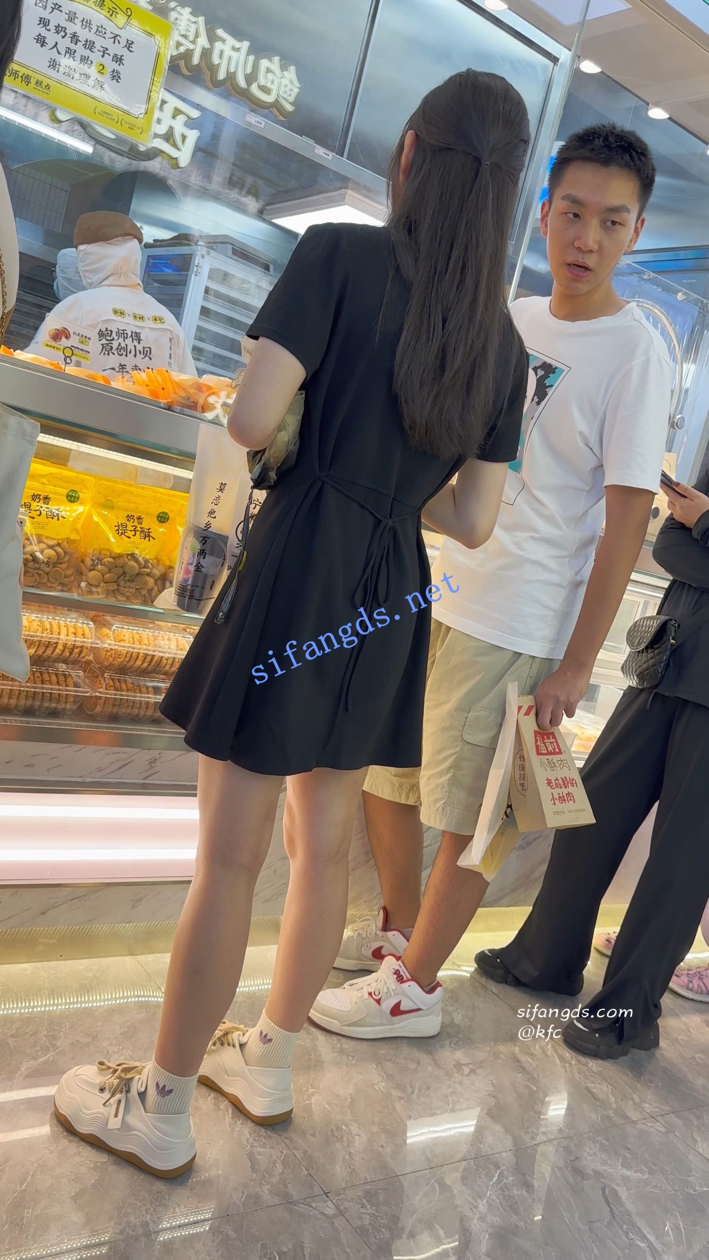 图片[9]深夜宿舍-仓鼠控的第二选择【无在线播放】【KFC】女仆裙学生妹和闺蜜逛街拍照·吊带丝袜粉色内内性感【1V】【340M】深夜宿舍-仓鼠控的第二选择