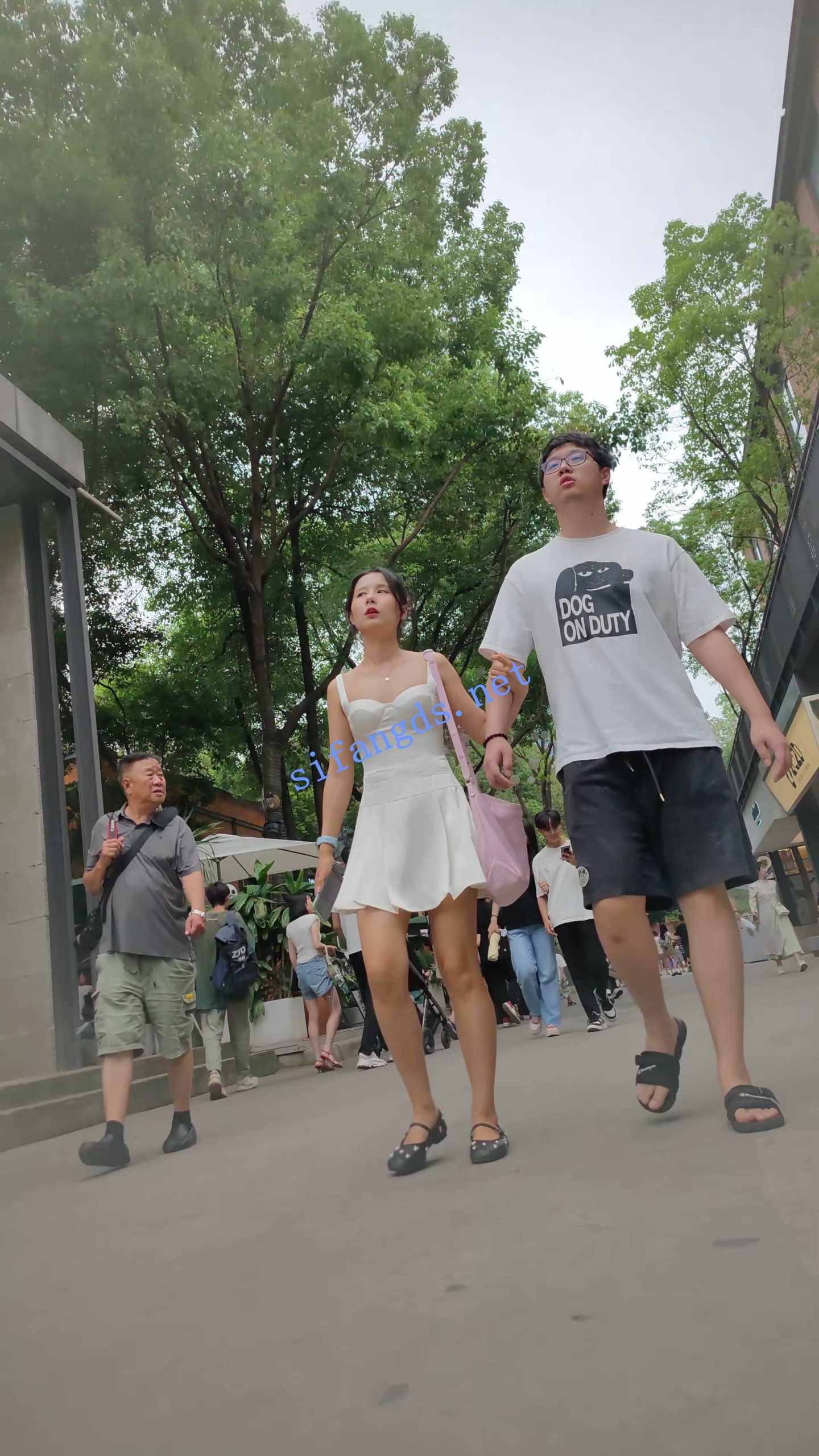 图片[4]深夜宿舍-仓鼠控的第二选择【无在线播放】【CSCD】白色连衣裙小姐姐和男朋友逛街，白色内内【1V】【504M】深夜宿舍-仓鼠控的第二选择