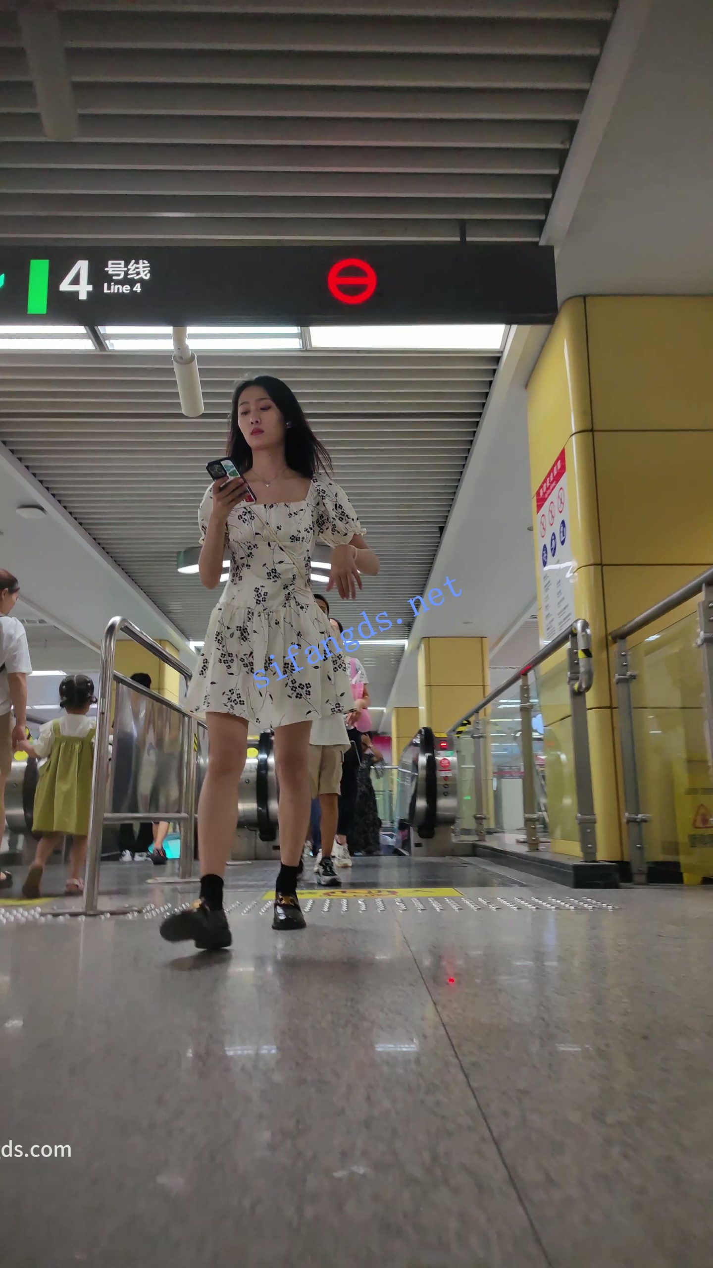 图片[4]深夜宿舍-仓鼠控的第二选择【无在线播放】【CSCD】白色印花连衣裙小姐姐等地铁抄底，黑色内带翅膀【1V】【430M】深夜宿舍-仓鼠控的第二选择