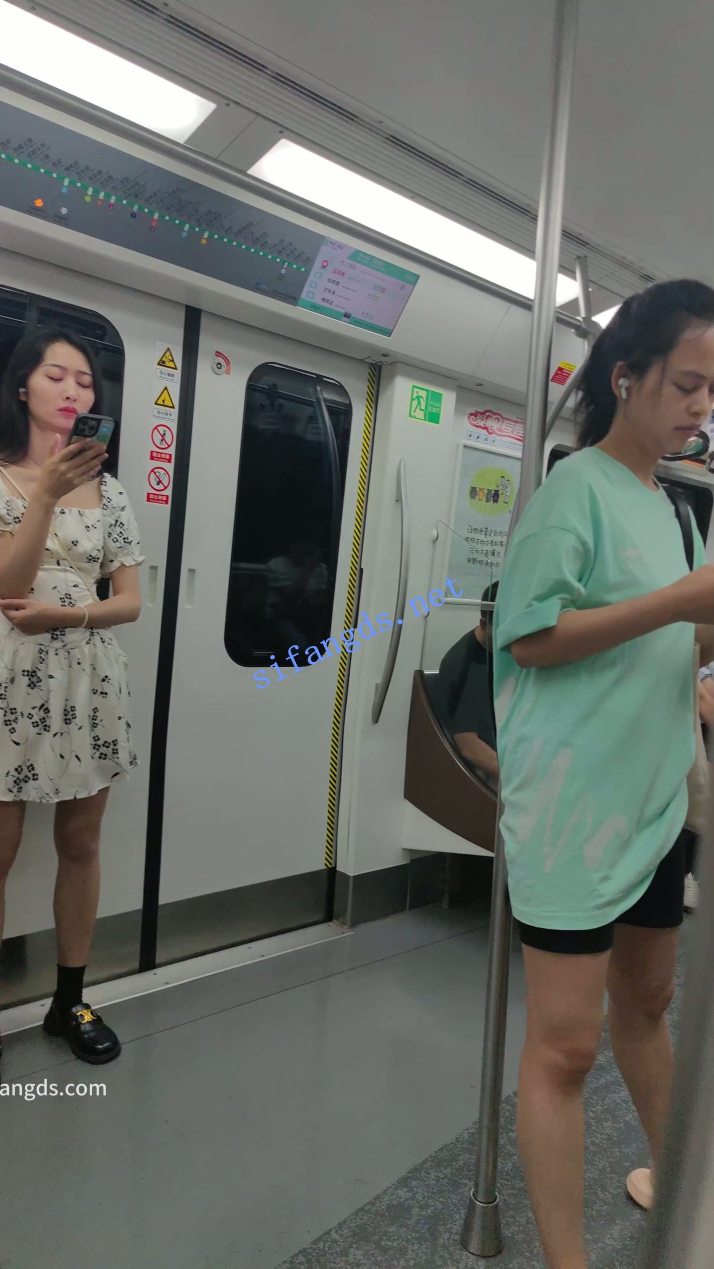 图片[3]深夜宿舍-仓鼠控的第二选择【无在线播放】【CSCD】白色印花连衣裙小姐姐等地铁抄底，黑色内带翅膀【1V】【430M】深夜宿舍-仓鼠控的第二选择