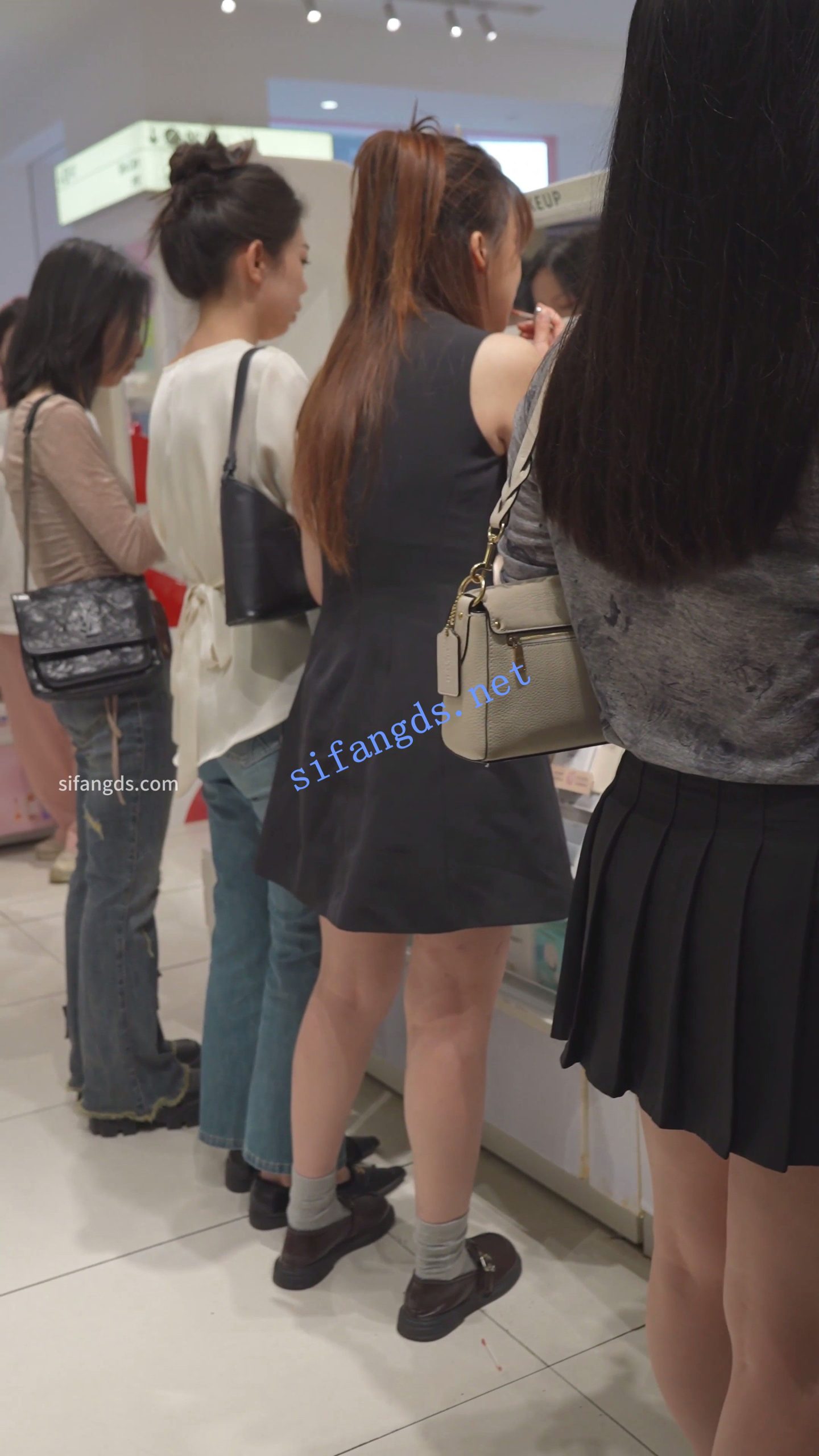 图片[4]深夜宿舍-仓鼠控的第二选择【无在线播放】(BC-AA-588)美妆店CD露肩裙小姐姐..无痕内夹成丁字两侧露毛【1V】【587M】深夜宿舍-仓鼠控的第二选择